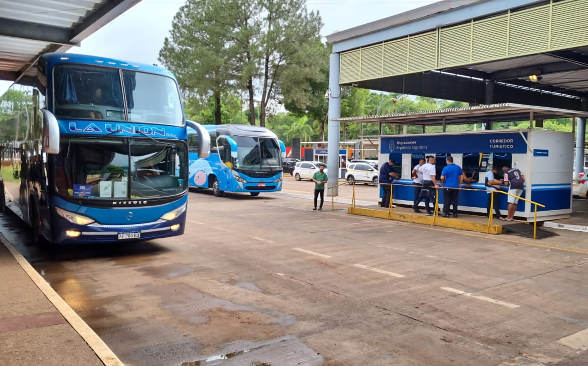 Polémica por una medida del Gobierno que elimina un control en los permisos de viaje al exterior para niños