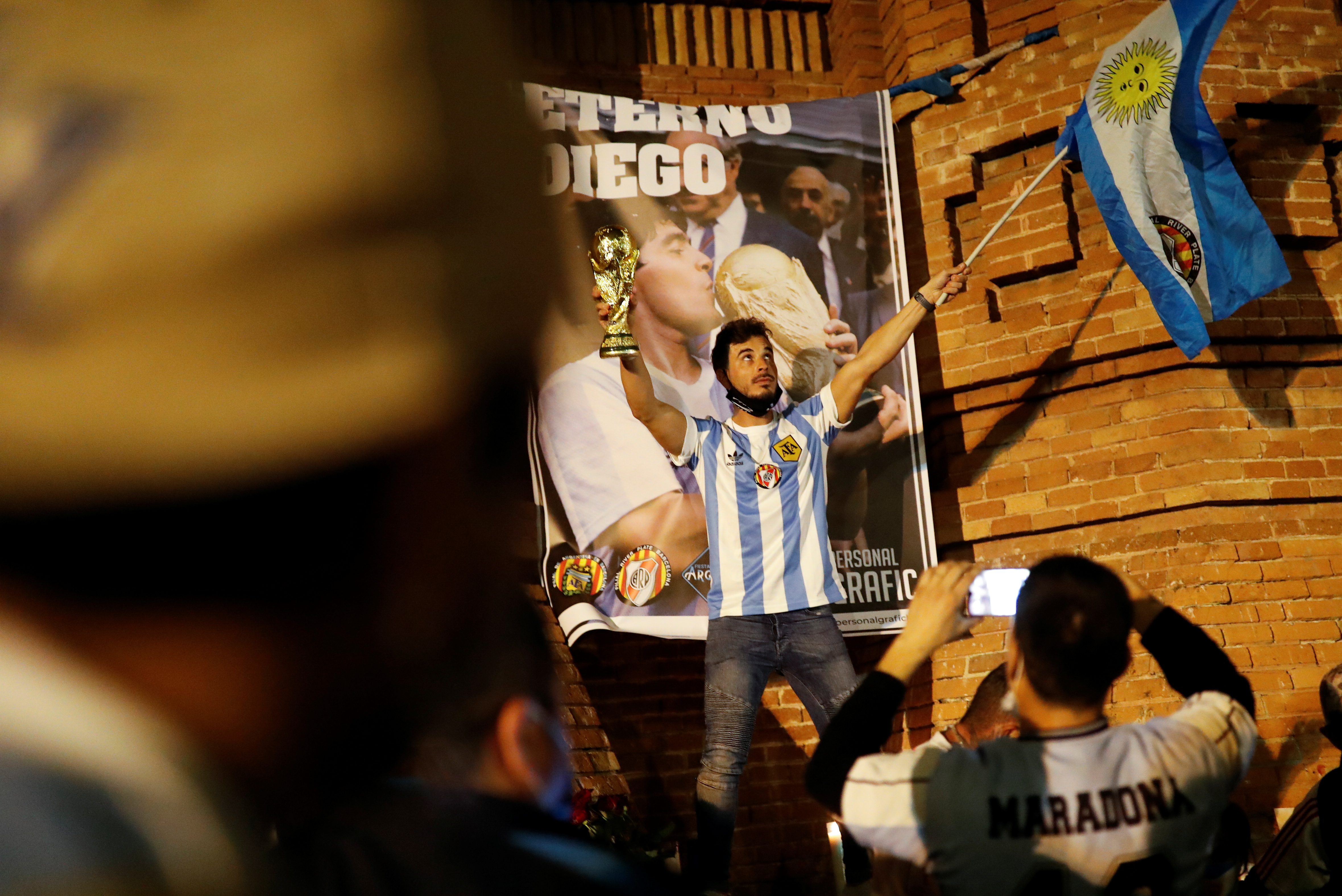 En Barcelona hubo camisetas de Boca Juniors, River Plate, Independiente y varios equipos más, lo que demuestra una vez más que el amor hacia Maradona traspasa cualquier tipo de club