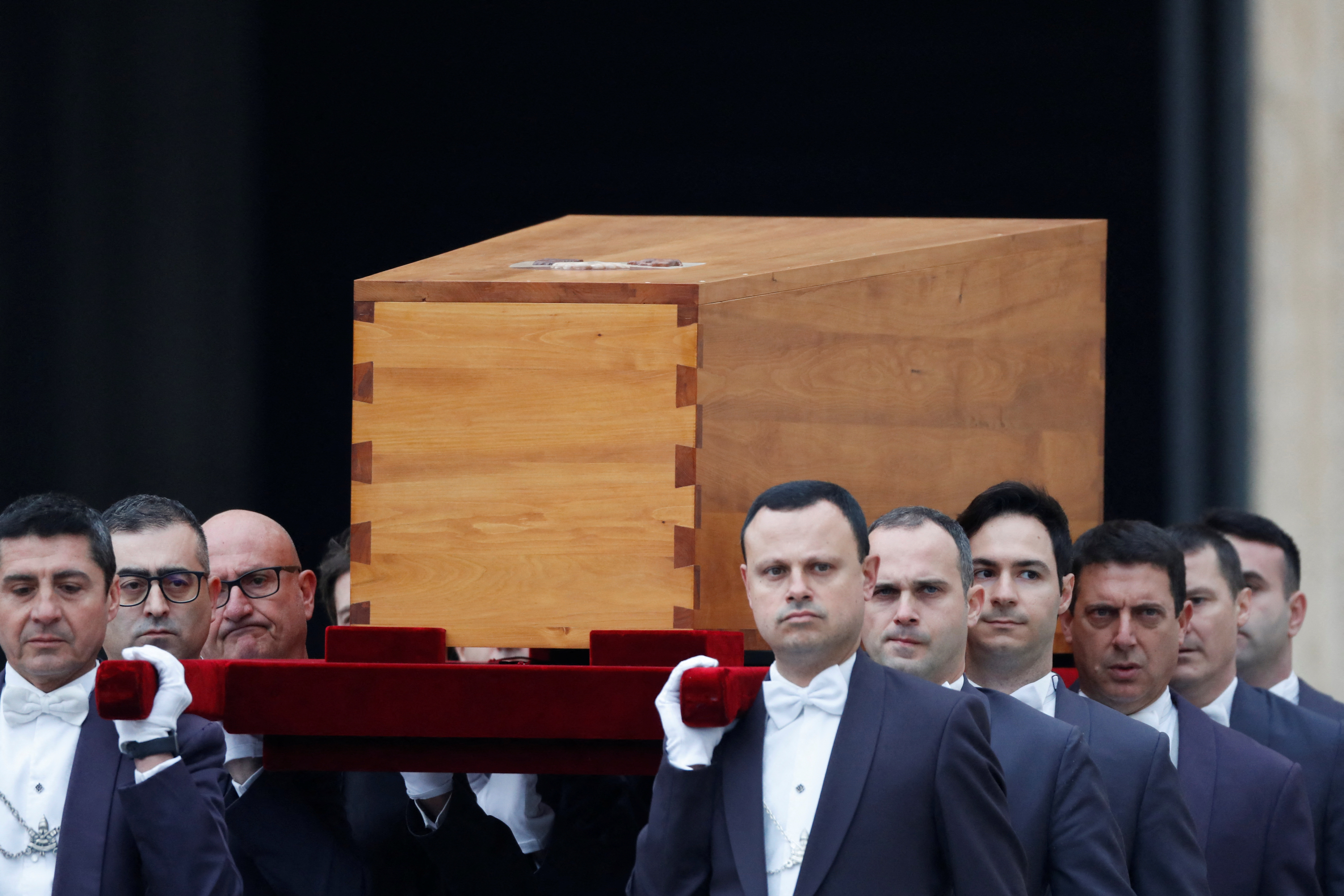 El ataúd del ex Papa Benedicto XVI es llevado al lugar designado para el comienzo de su funeral, en la Plaza de San Pedro en el Vaticano.