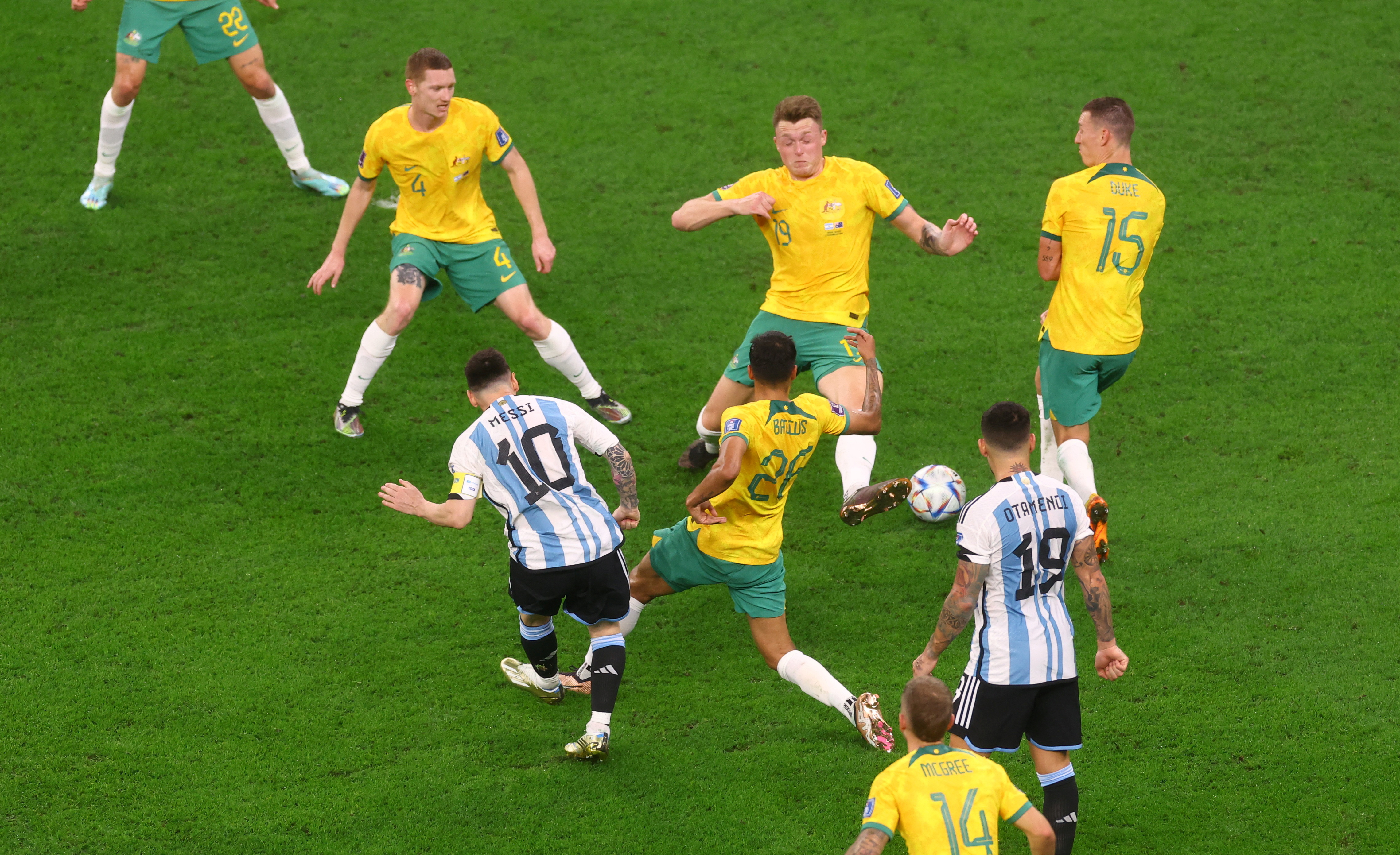 Lionel Messi define entre las piernas de cinco defensores australianos  (REUTERS/Paul Childs)