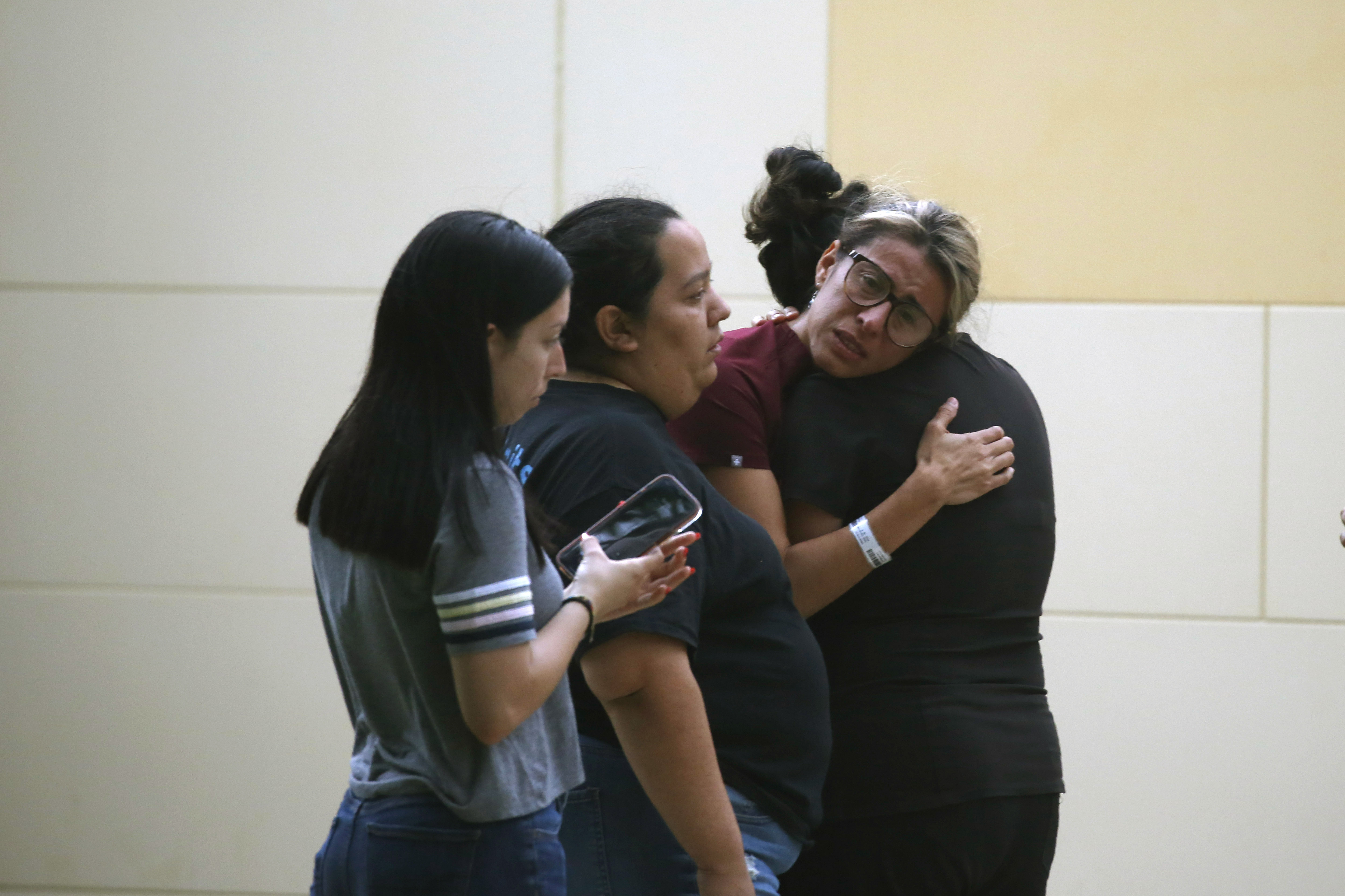 Un dolor infinito. Cuatro mujeres se lamentan tras una masacre en la Escuela Primaria Robb en Uvalde, Texas, en 2022. (AP Foto/Darío López-Mills)