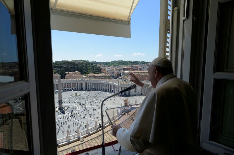 El Papa Francisco hace un gesto mientras dirige la oración de Regina Coeli desde su ventana en la Plaza de San Pedro después de meses de cierre debido al brote de coronavirus, en el Vaticano, el 31 de mayo de 2020 (Medios del Vaticano/vía REUTERS)