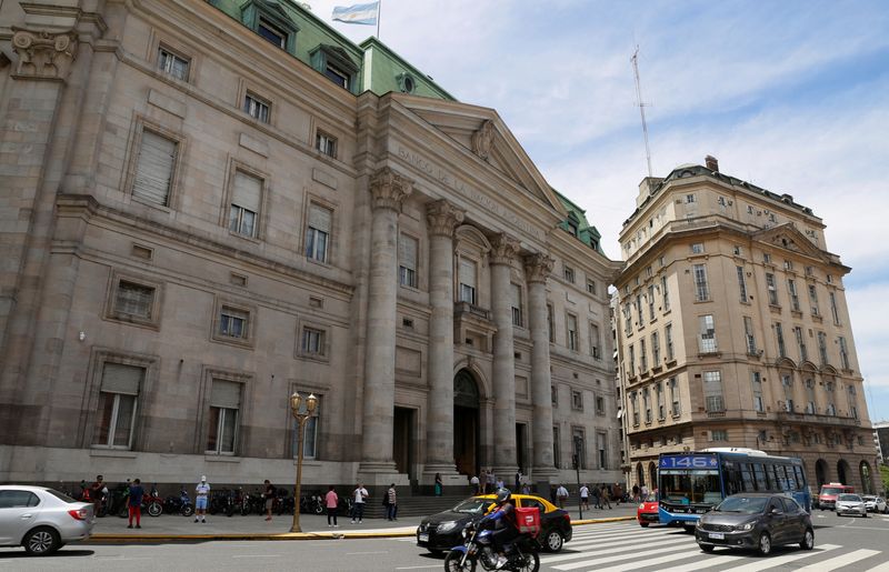 Uruguay analiza un impuesto a los depósitos e inversiones en el extranjero de sus residentes: la medida beneficiaría a Paraguay 