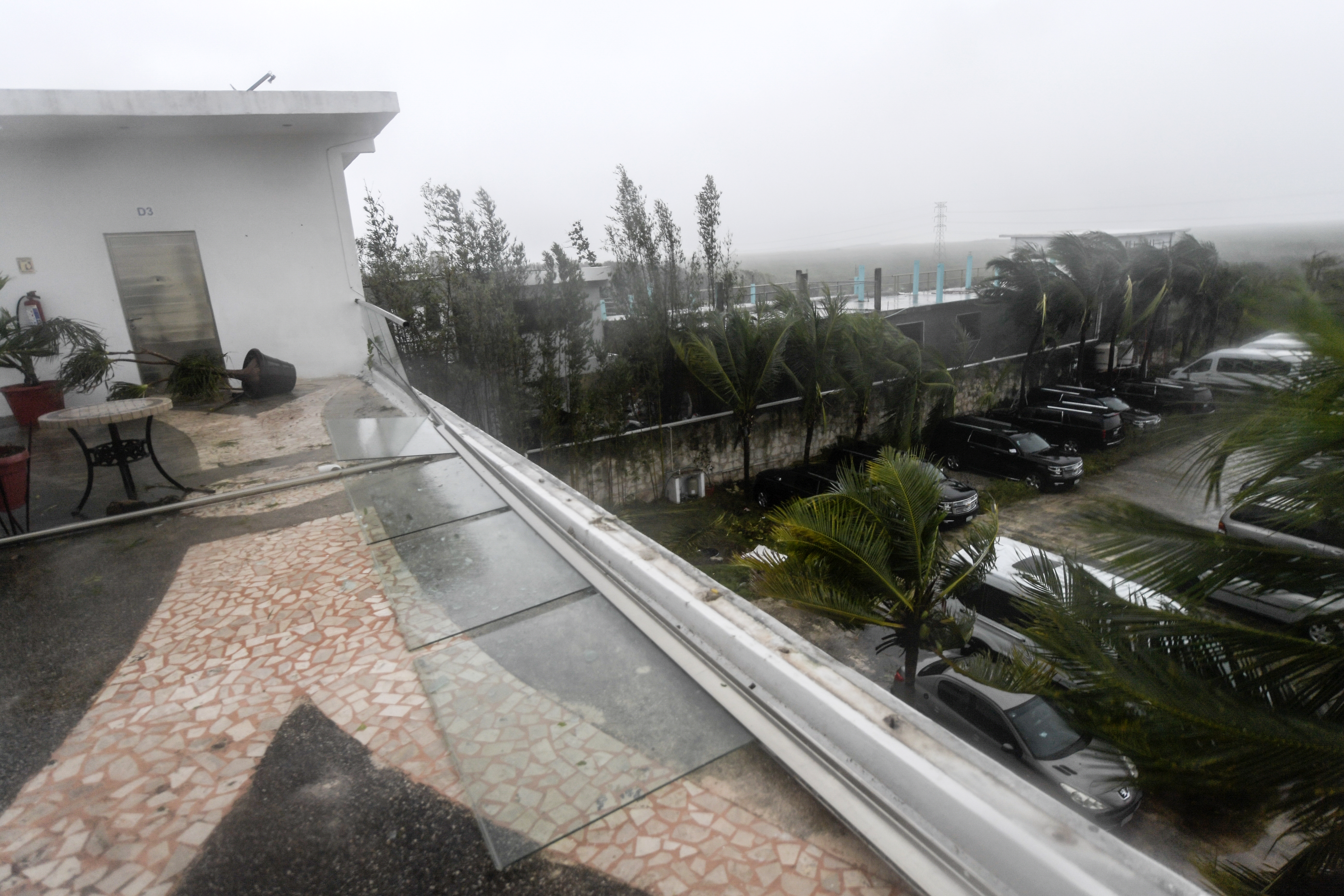 Vista de los daños causados ​​por el huracán Delta en un hotel en Cancún, estado de Quintana Roo, México, el 7 de octubre de 2020.