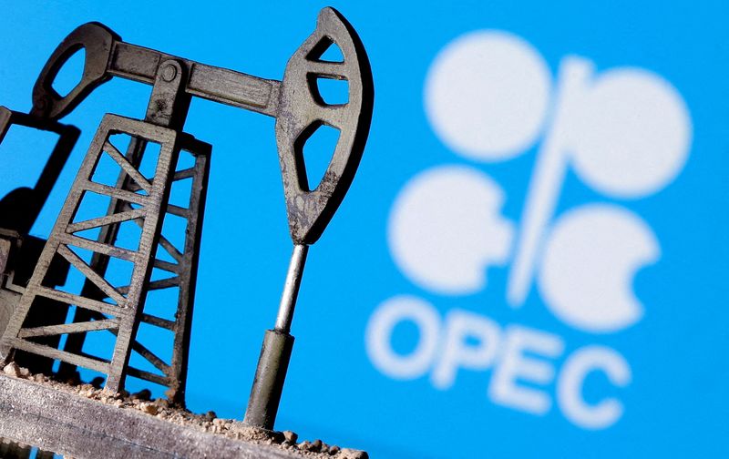 Ilustración fotográfica con una bomba petrolera impresa en 3D frente al logo de la OPEP. 14 abril 2020. REUTERS/Dado Ruvic