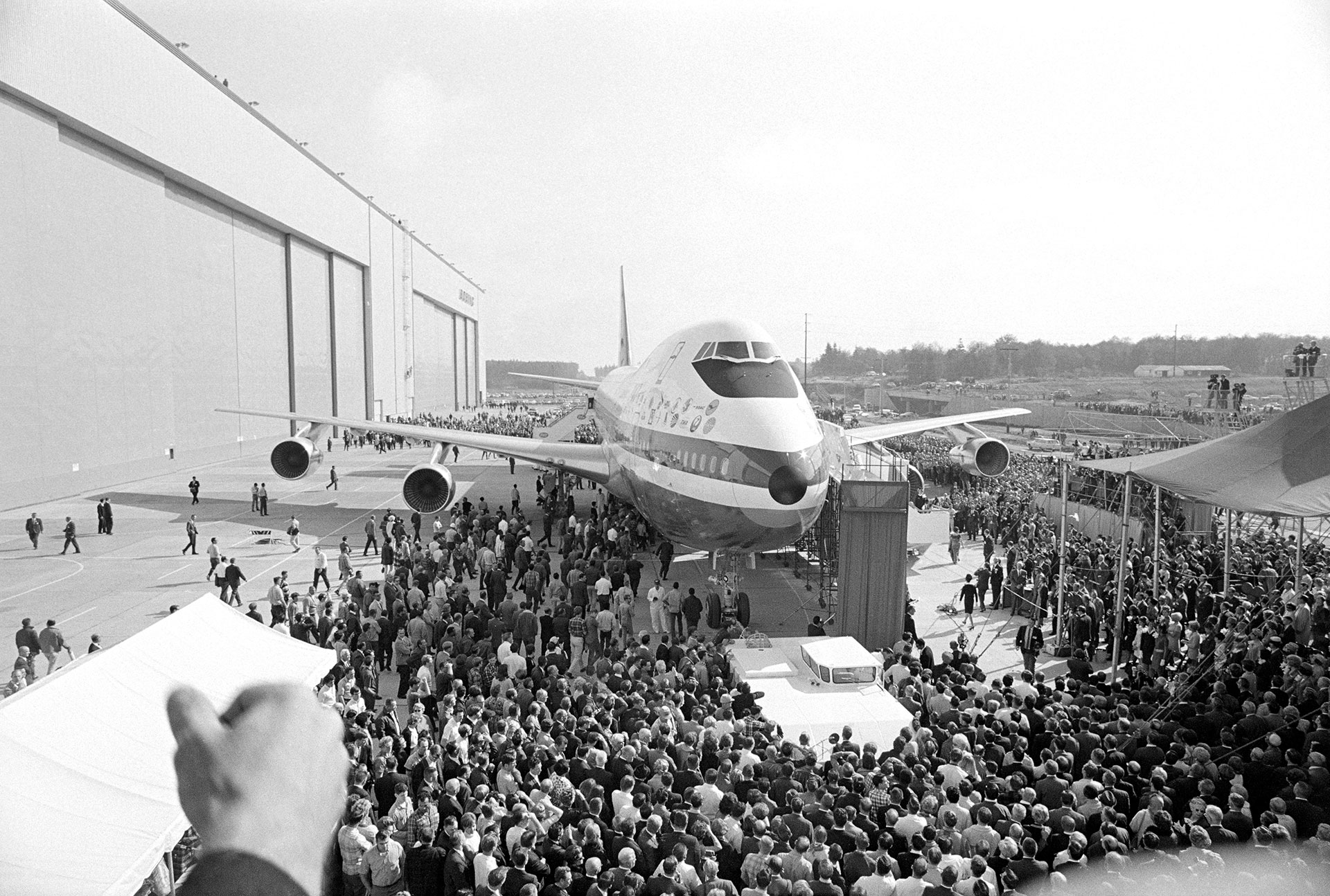 The Boeing 747, the world's largest passenger airliner, was unveiled to the public on September 30, 1969. Seating 490 passengers, this $20 million aircraft was delivered to airlines in October.  The ship weighed 700,000 pounds and had 10 cabin seats (Bettmann)