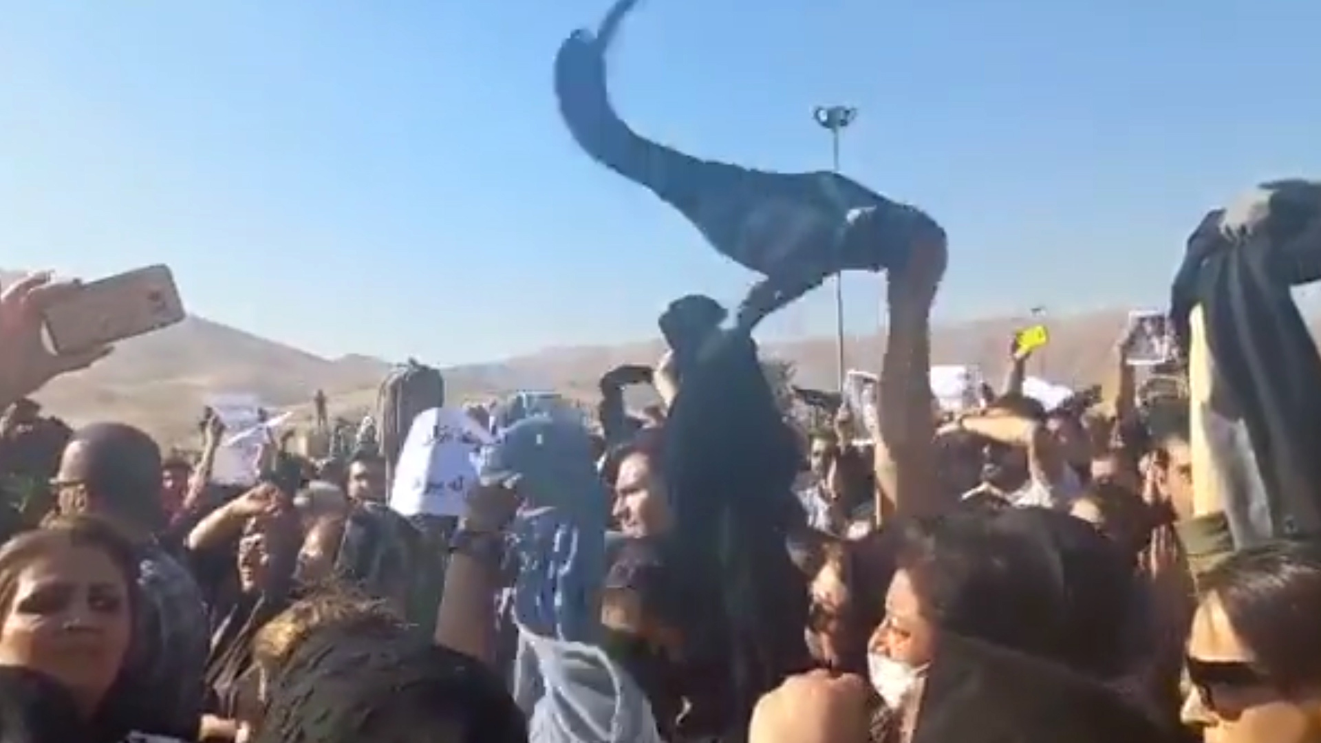 Impactantes protestas contra el régimen de Irán: mujeres se quitaron el velo gritando consignas contra el ayatollah tras la muerte de la joven Mahsa Amini