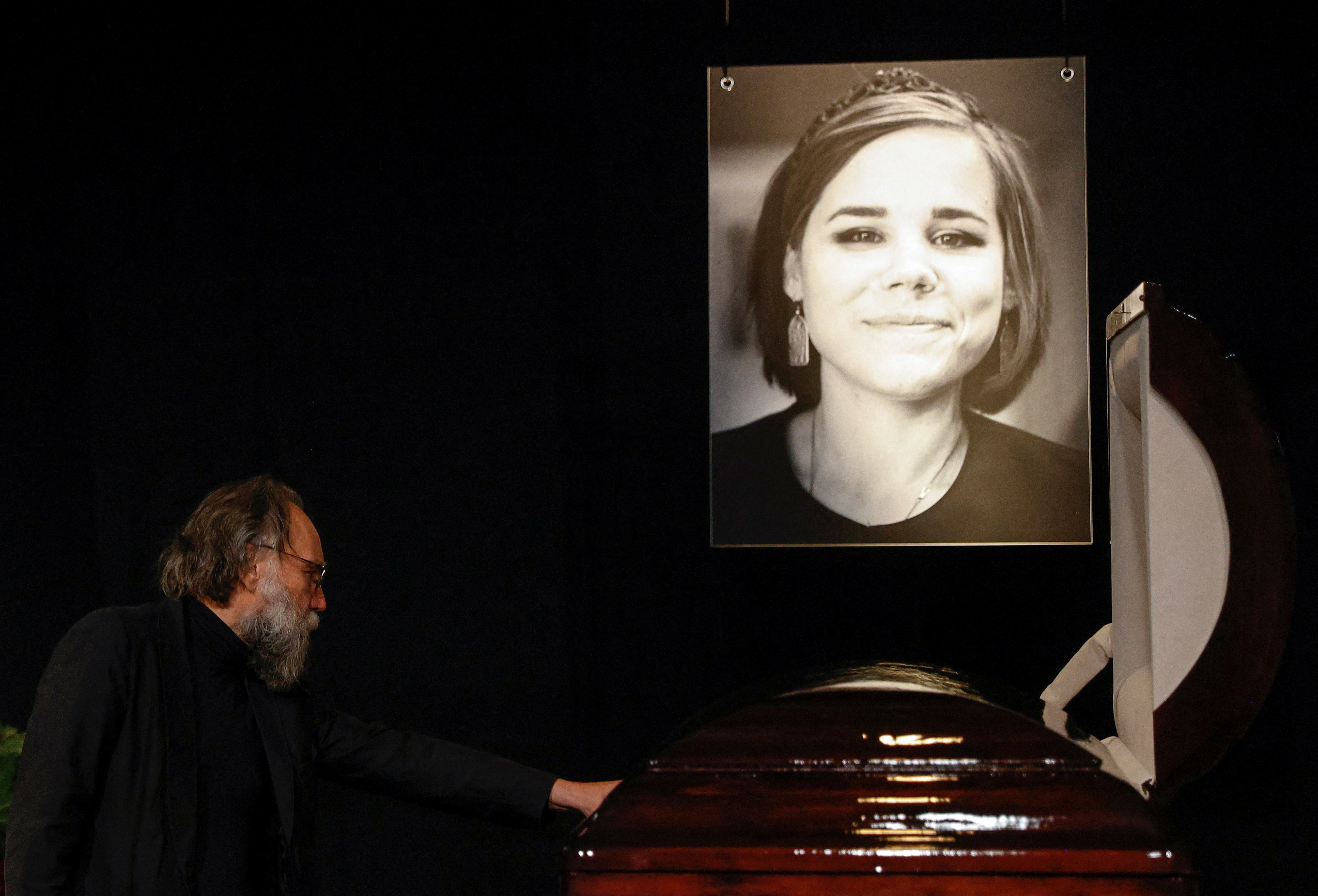 El llamado "cerebro de Putin", Alexander Dugin, en el funeral de su hija, Darya Dugina, asesinada en un coche bomba el pasado sábado (REUTERS/Maxim Shemetov)