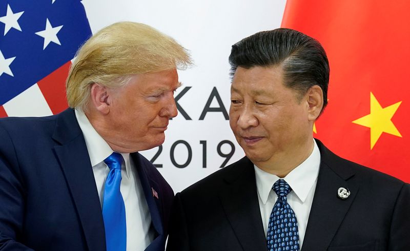 El ex presidente de EEUU, Donald Trump, saluda al presidente de China, Xi Jinping
