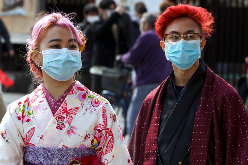 Turistas con kimono y máscaras protectoras visitan el Templo Sensoji en el distrito de Asakusa en Tokio (REUTERS/Athit Perawongmetha)