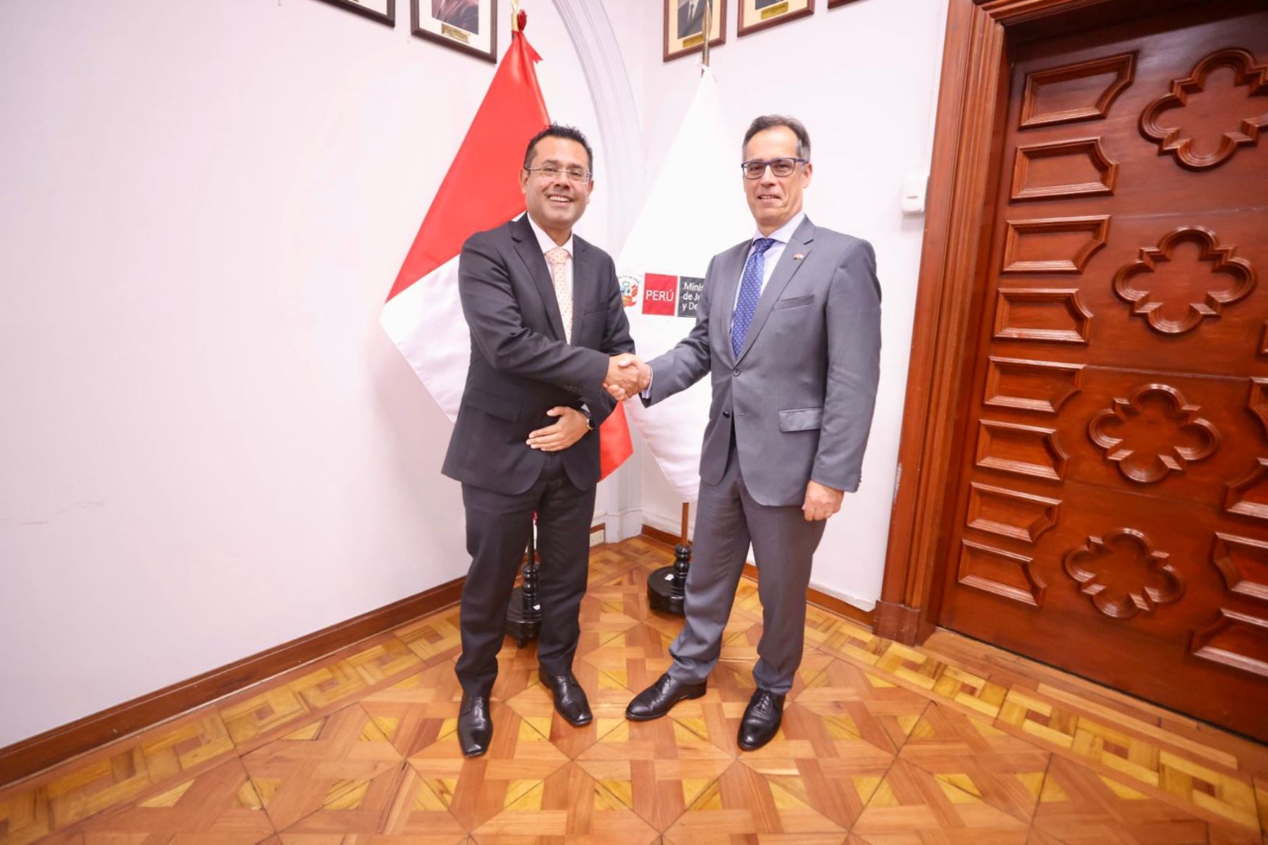 The Minister of Justice, José Tello, and the Swiss Ambassador to Peru, Paul Garnier.  (ANDEAN)