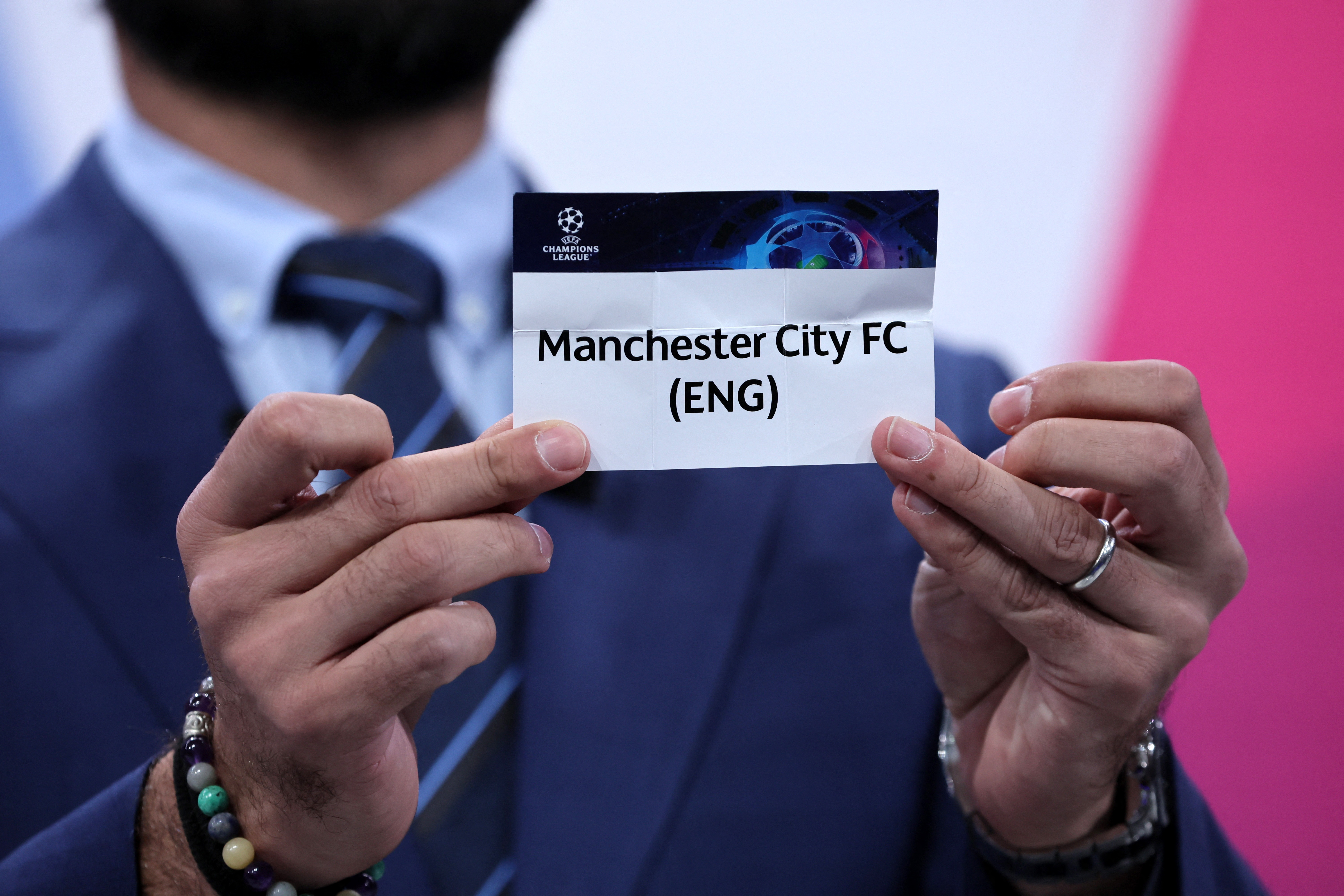 Embajador de la UEFA Hamit Altıntop saca el nombre del Manchester City en el sorteo por los octavos de final de la Liga de Campeones. REUTERS/Denis Balibouse. Nyon, Suiza - 7 de noviembre de 2022. 