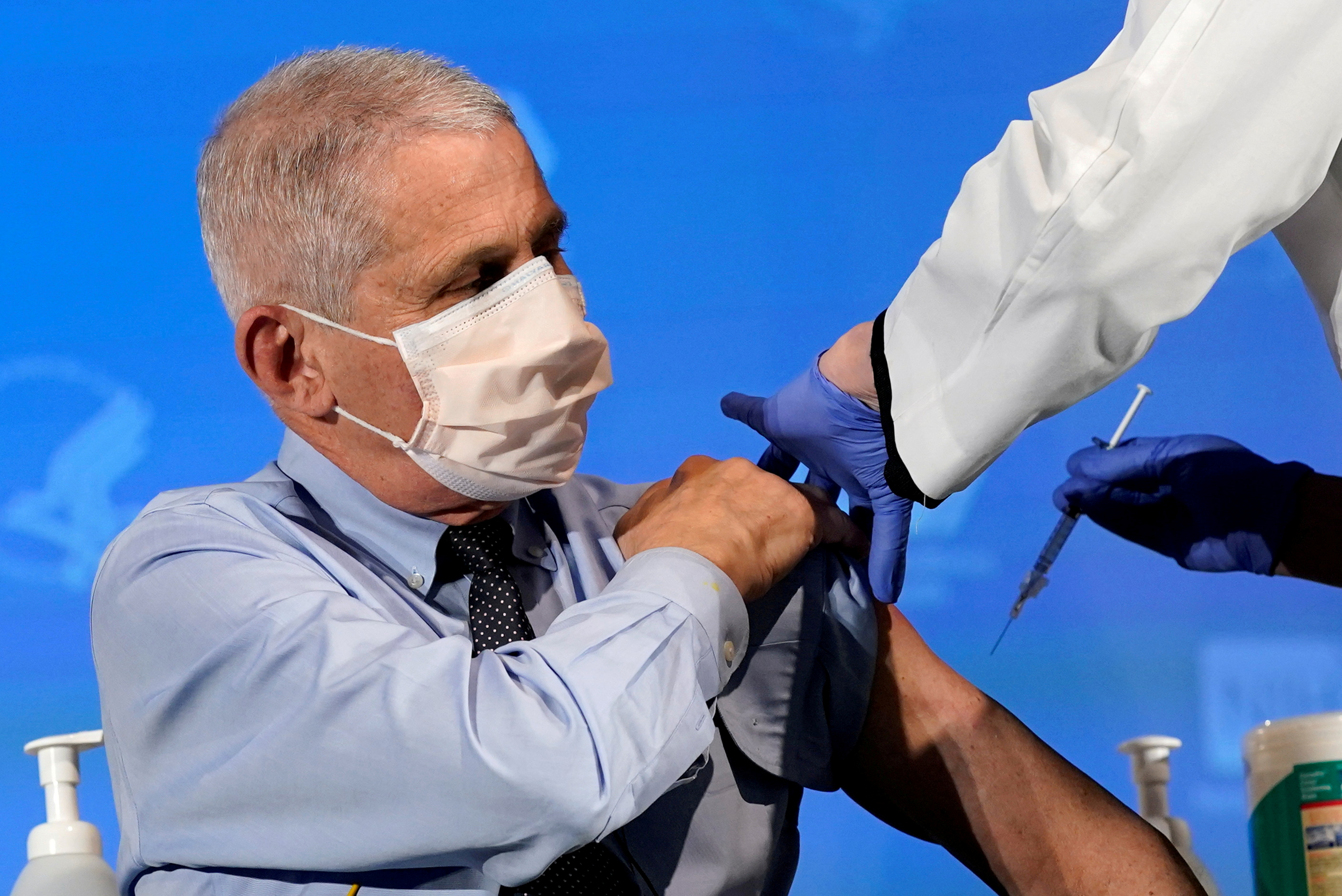 El Dr. Anthony Fauci se prepara para recibir su primera dosis de la nueva vacuna Moderna COVID-19 en los Institutos Nacionales de Salud, en Bethesda, en diciembre de 2020. 
Patrick Semansky/Pool vía REUTERS/Foto de archivo