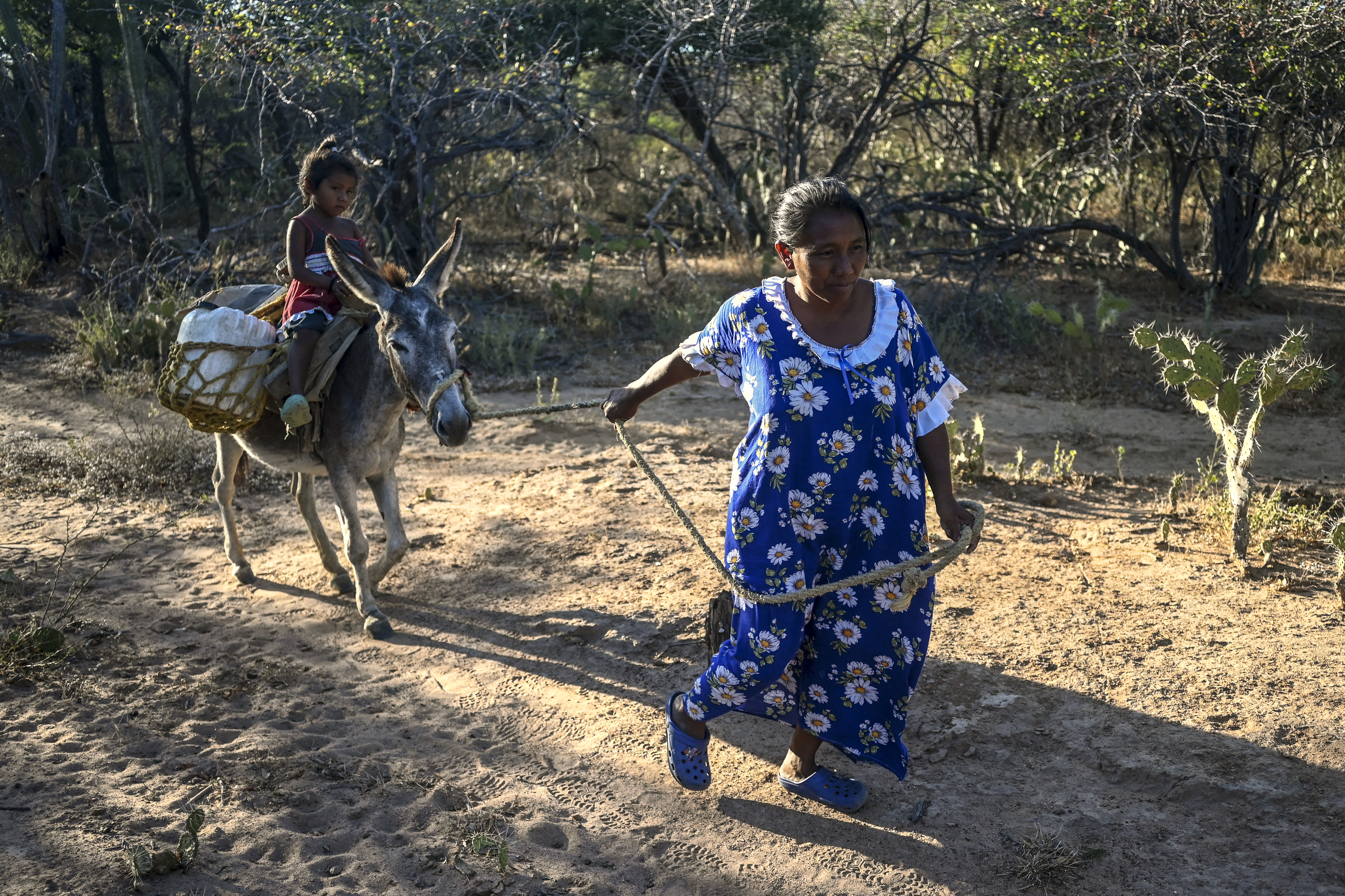 La indígena Wayuu Beatriz Epieyu con su hijo en La Guajira, Colombia