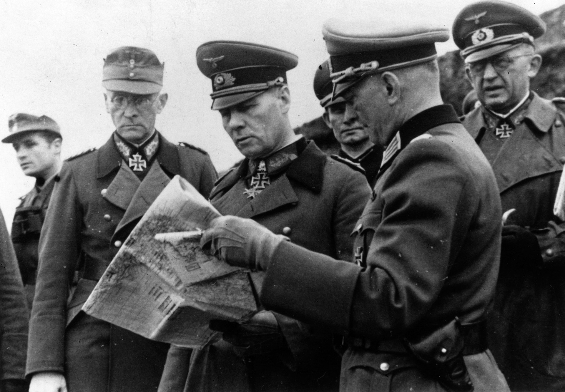 El mariscal de campo Erwin Rommel, en el centro, estudia un mapa junto a otros oficiales alemanes en Caen, Francia, durante una inspección a las defensas costeras (Photo by Keystone/Getty Images)