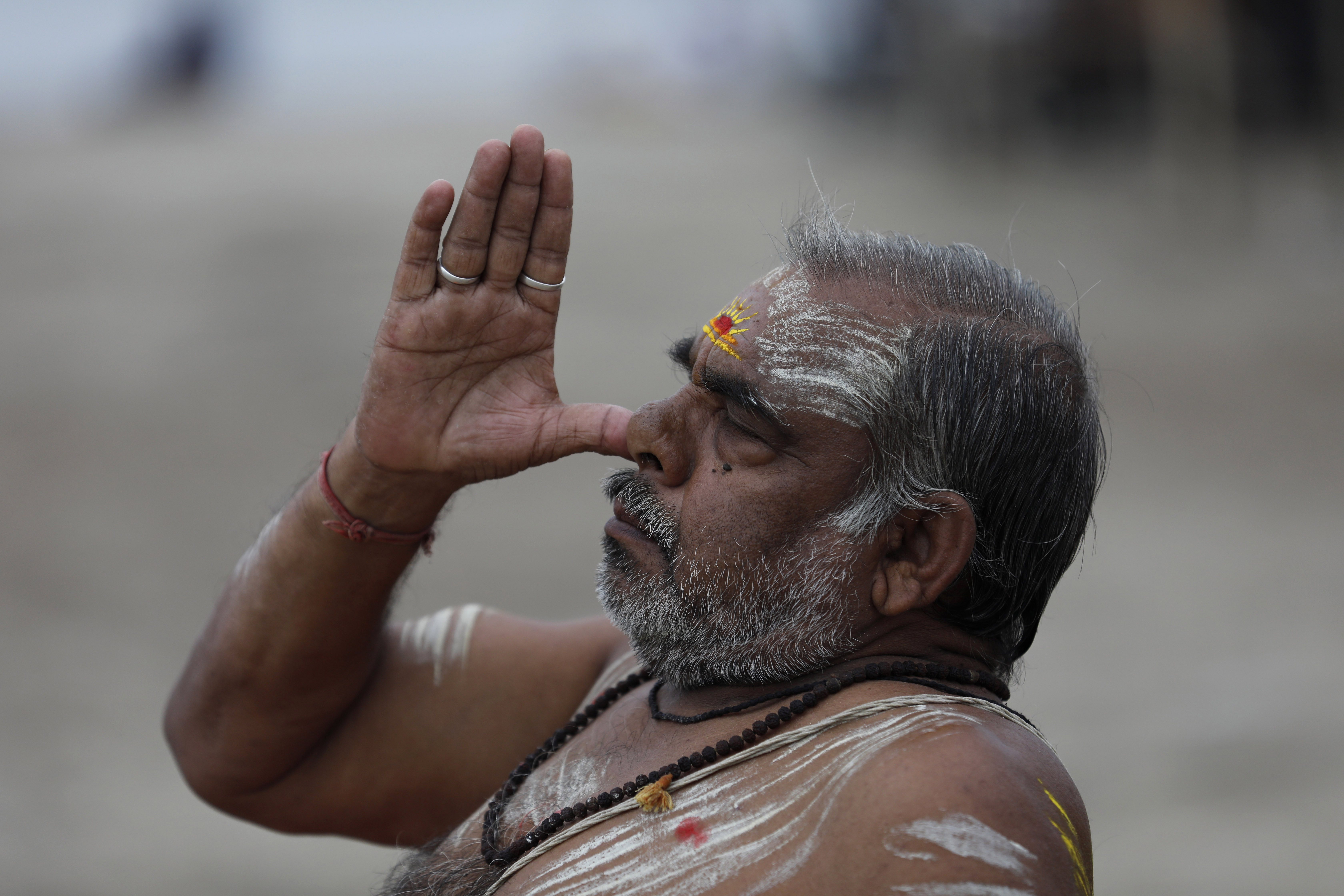 Un guía hindú practica yoga en Sangam, la unión de los ríos Ganges y Yamuna