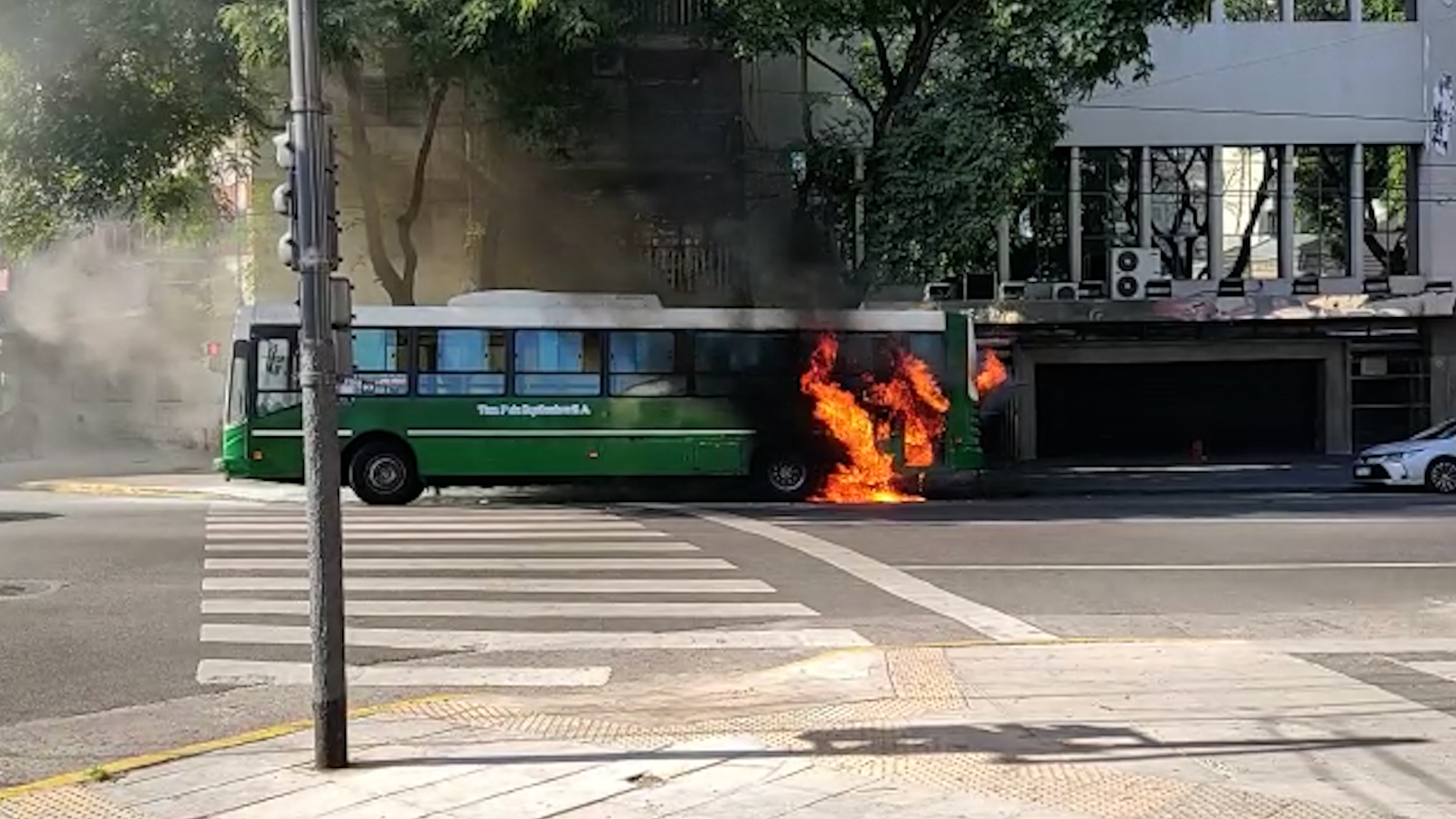Impresionante incendio de un colectivo de la Línea 93 en Villa Ortuzar