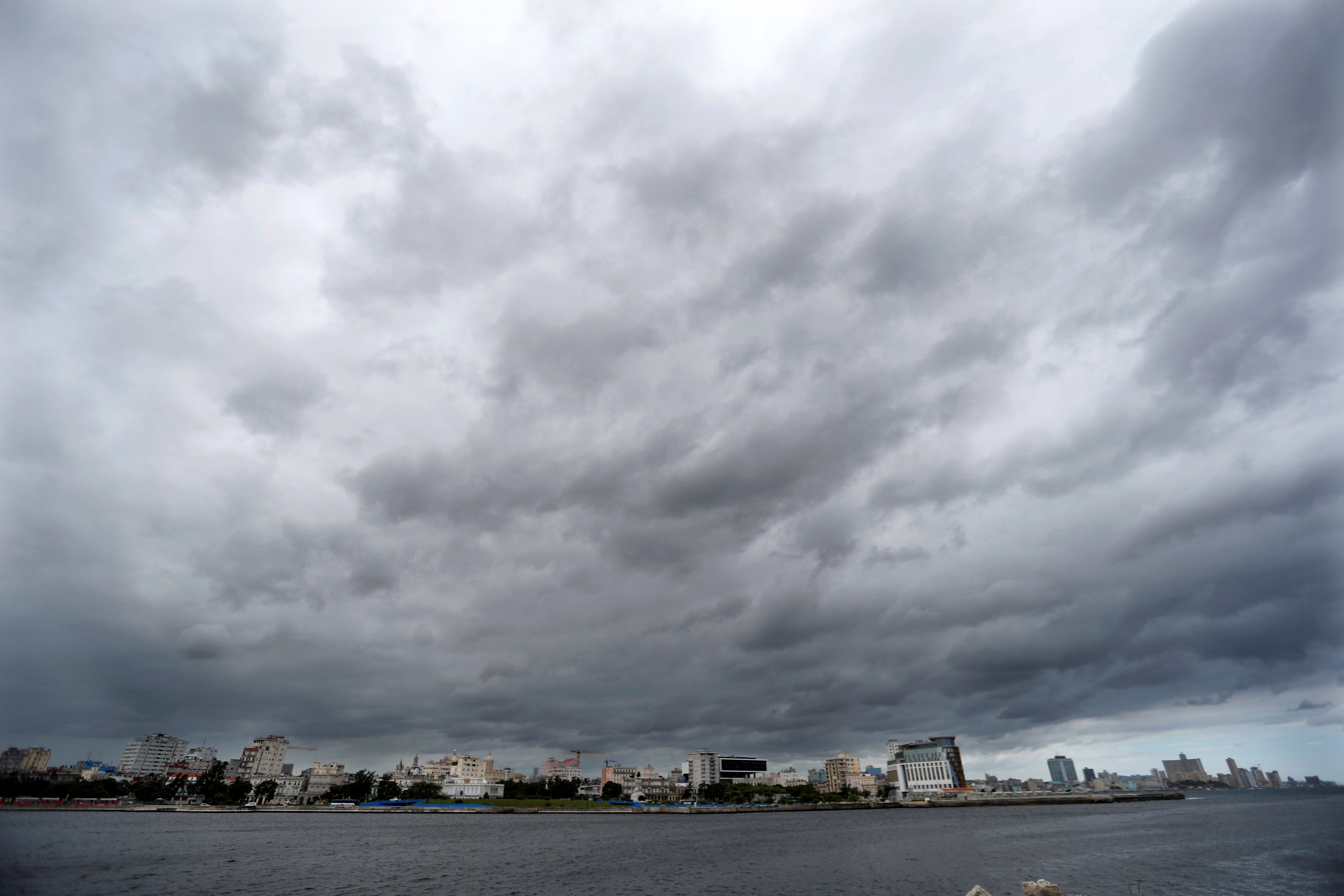 Las nubes de Ana, la primera tormenta tropical del años, que pronto se degradó (EFE/ Yander Zamora)
