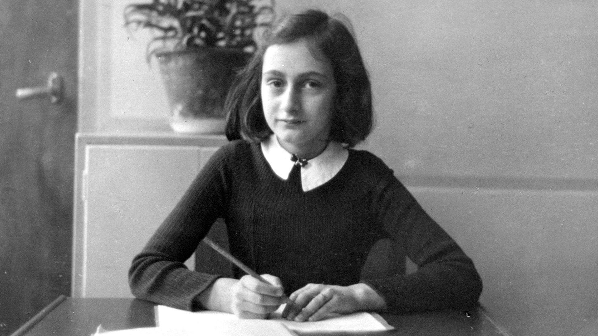 El calvario final de Ana Frank: su muerte a los 15 años rapada, hambrienta y con la ropa infestada de piojos 
