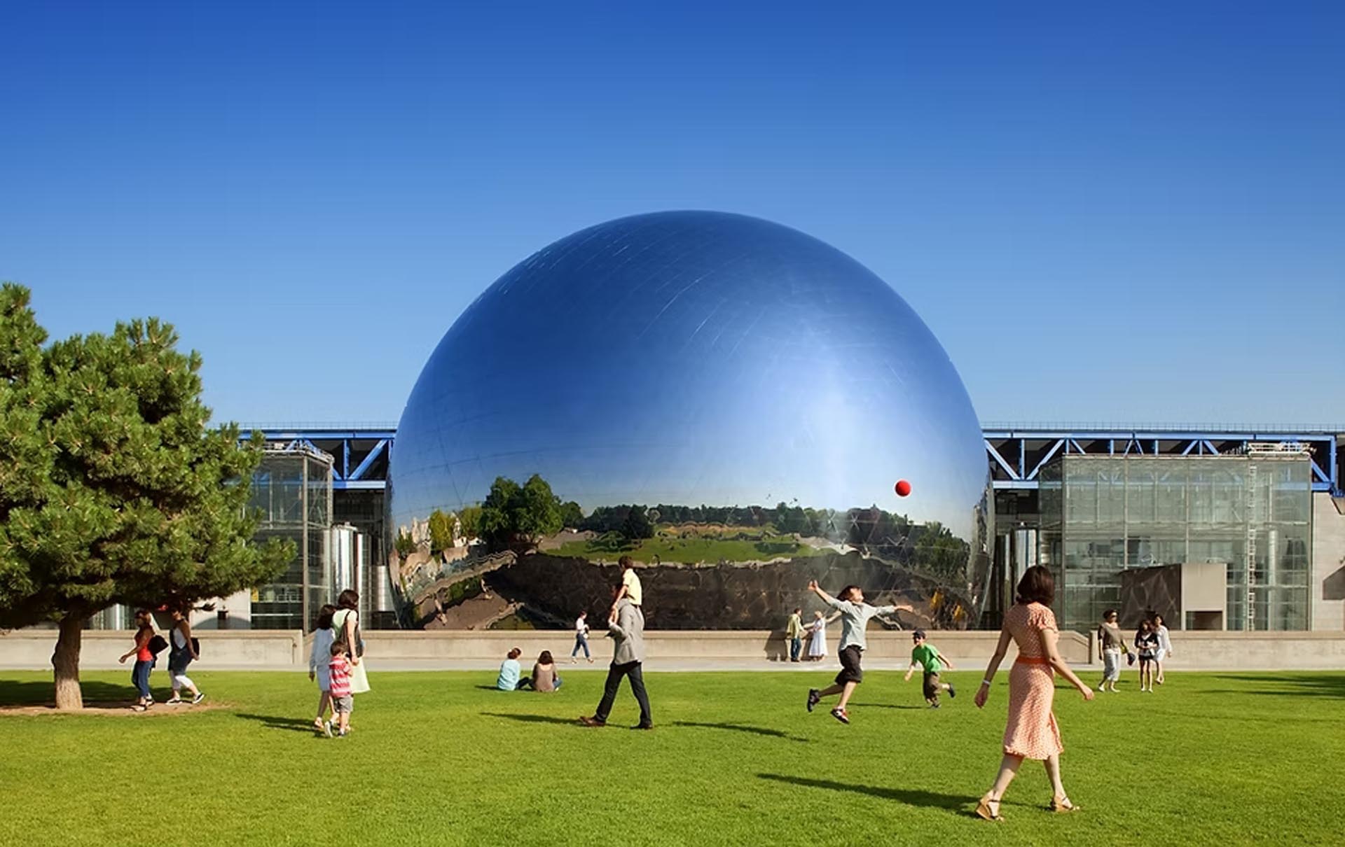 Después de 6 años de obras, París celebra la reapertura de La Géode: un símbolo de arquitectura y cine avanzado