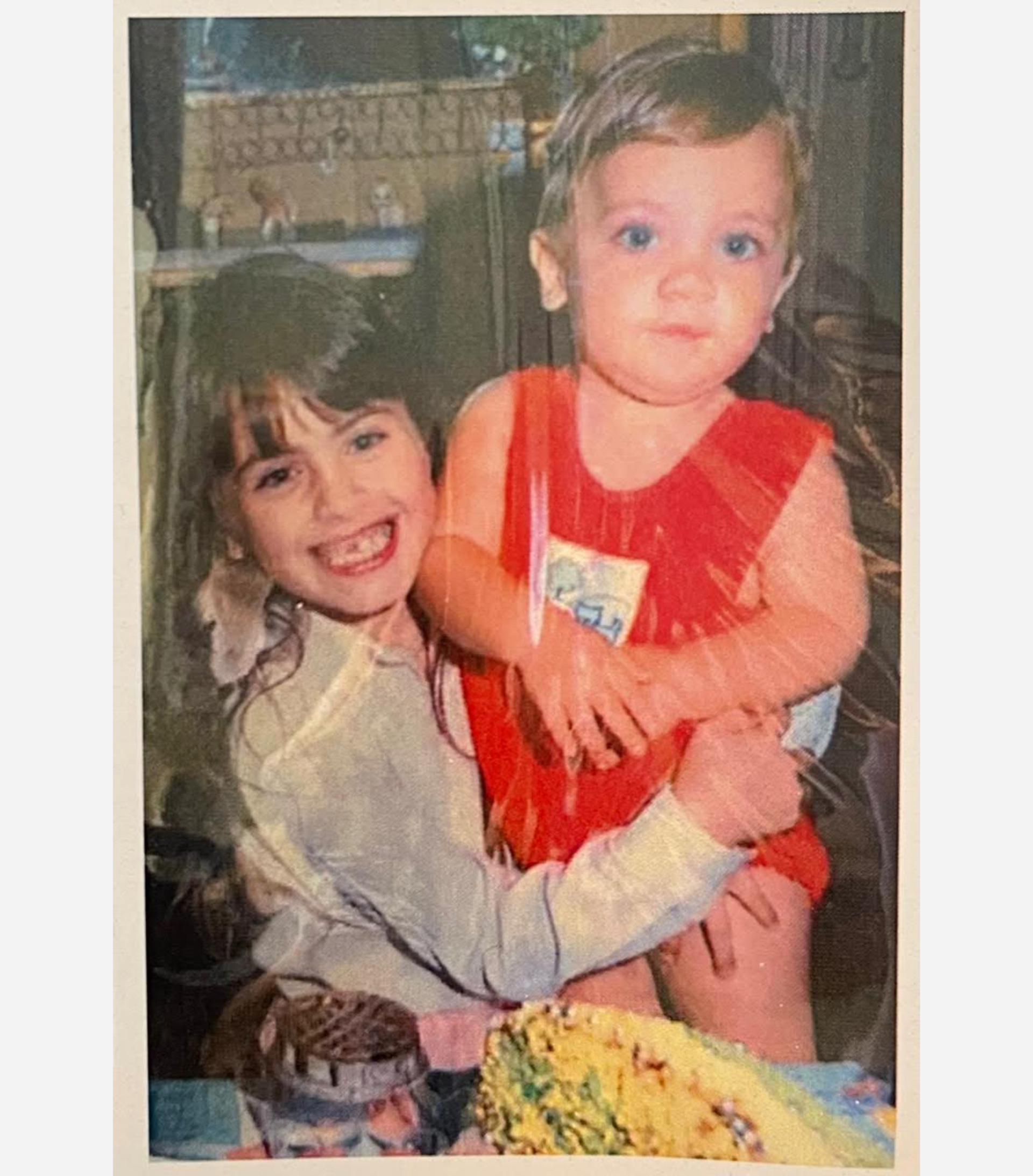 Silvina Luna a los seis años, con su hermano Ezequiel (de uno y medio), en 1986