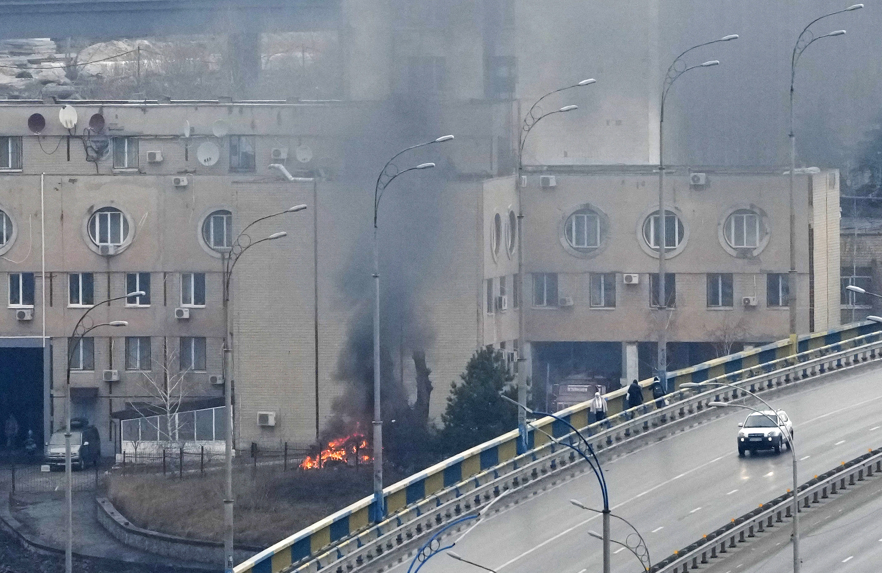 El humo y las llamas se elevan cerca de un edificio militar después de un aparente ataque ruso en Kiev, Ucrania, el jueves 24 de febrero de 2022. (AP/Efrem Lukatsky)