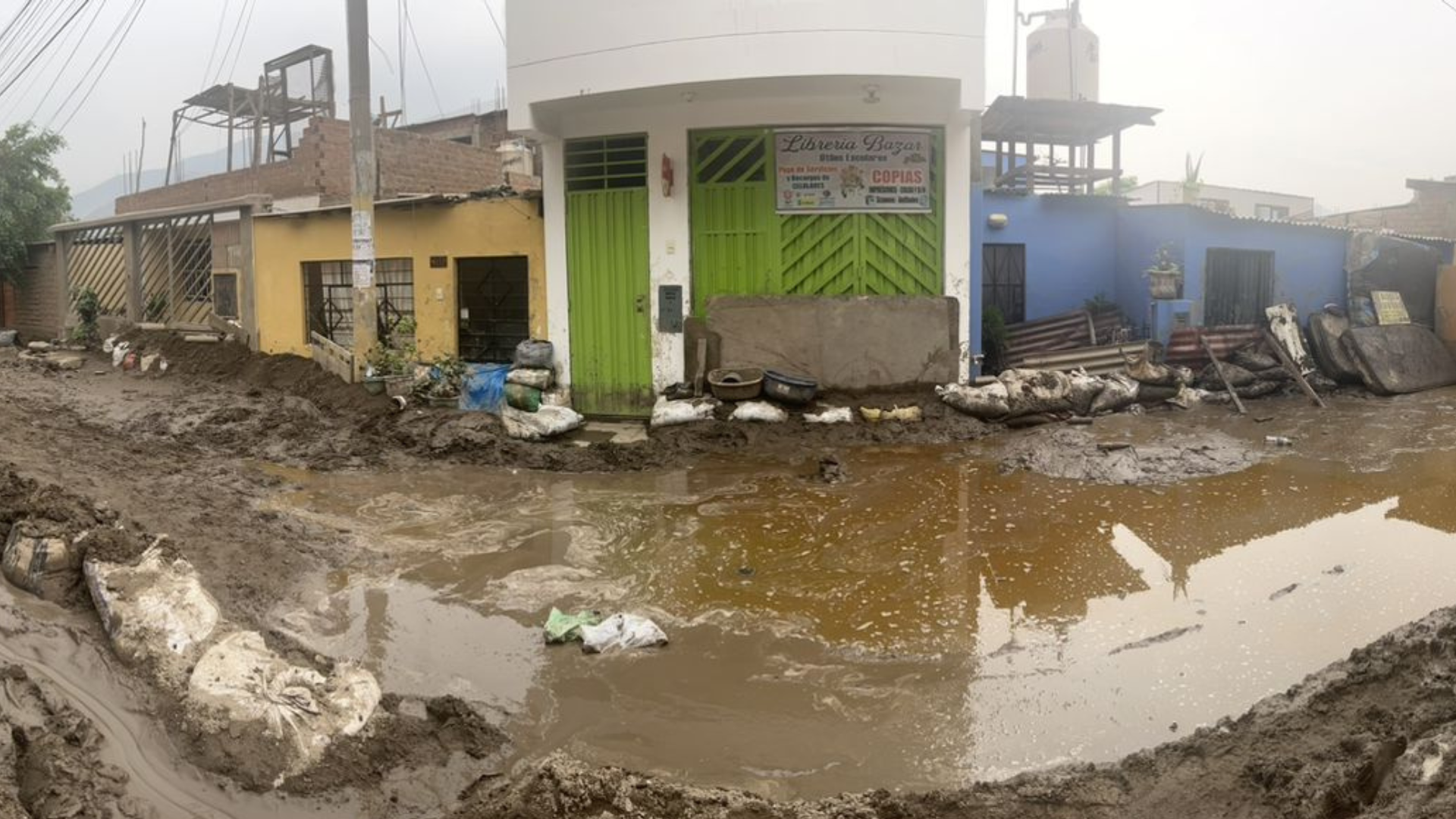 Ciclón Yaku: Vecinos abandonos por las autoridades en Ñaña tras huaicos.
Foto: (Infobae/Ricardo Guerra)