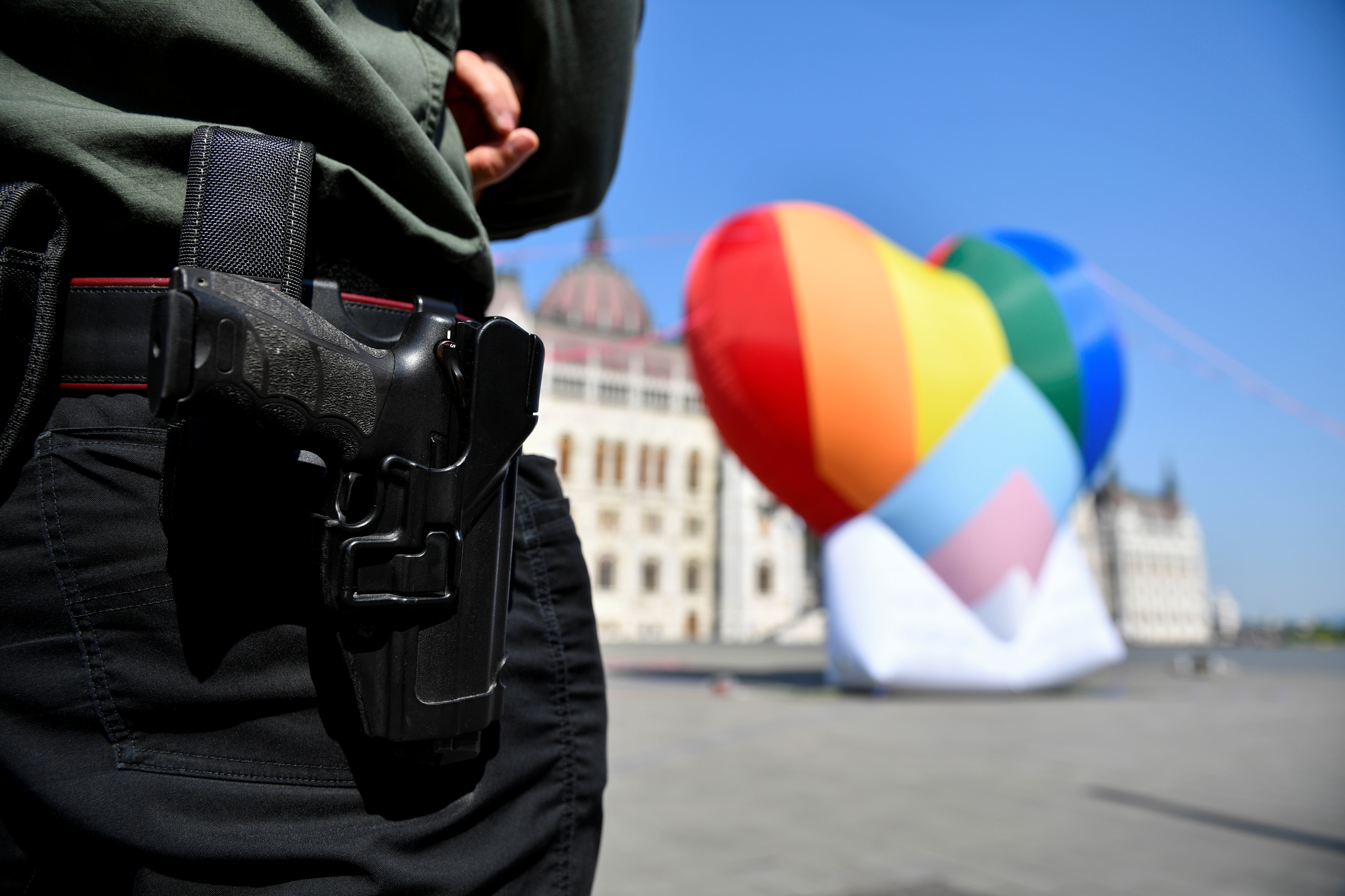 Policía patrulla el centro de Budapest durante una intervención de Amnistía Internacional (Reuters)
