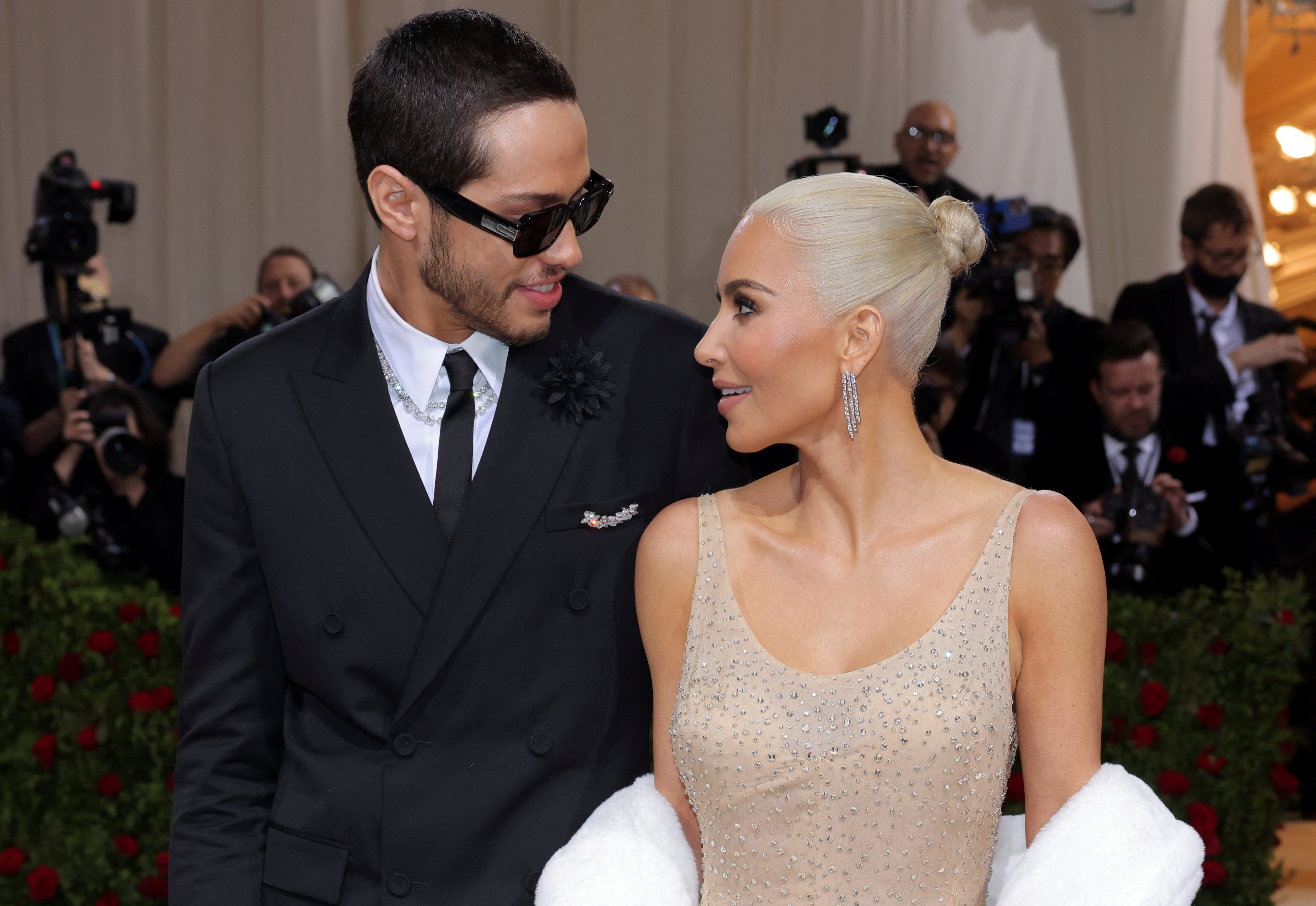 Pete Davidson dan Kim Kardashian telah tampil di depan umum sebagai pasangan.  Begini penampilan mereka di MET Gala terakhir, di mana Kardashian menjadi sorotan dengan mengenakan gaun ikonik Marilyn Monroe (REUTERS)