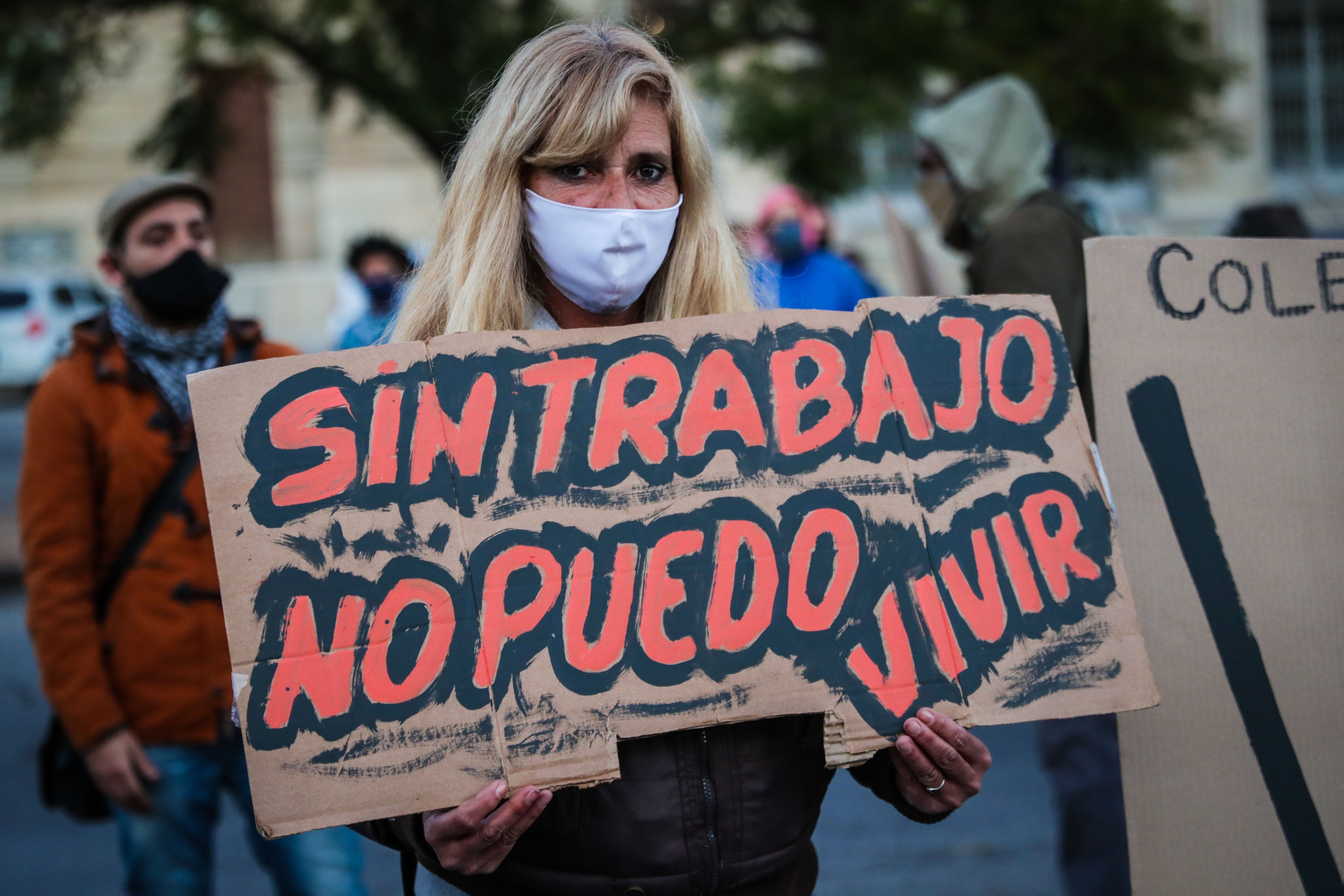 Una mujer sostiene un cartel como se&#241;al de protesta, el pasado 14 de mayo del 2020, en Montevideo (Uruguay). EFE/Federico Anfitti/Archivo
