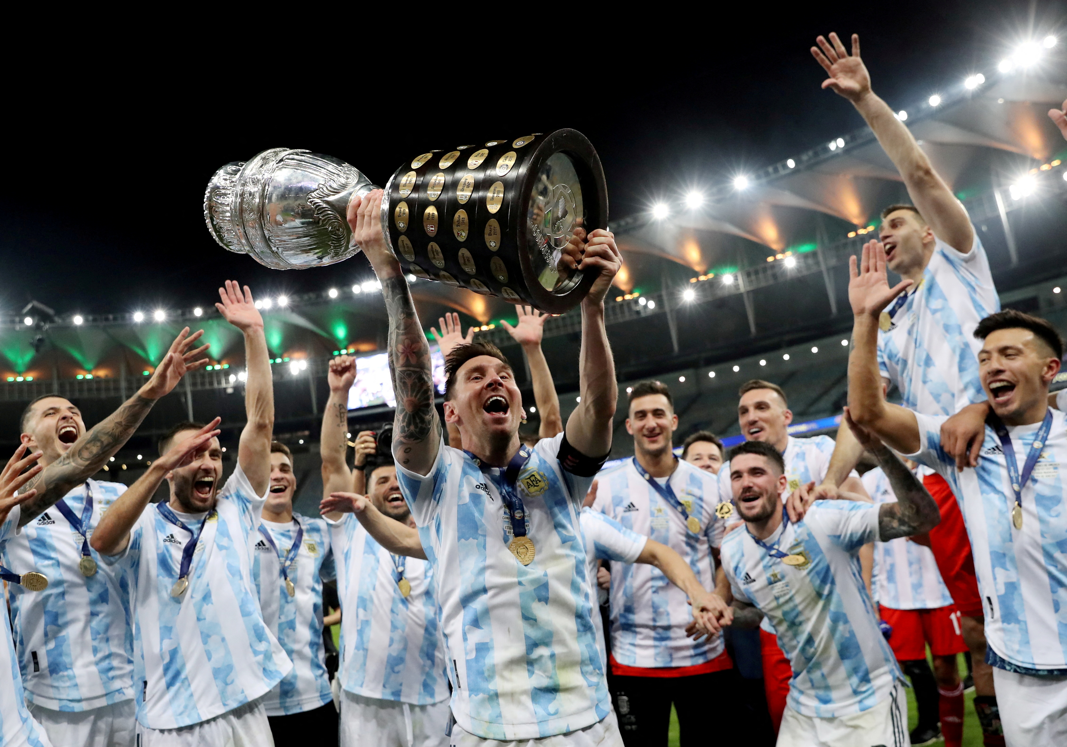 Lionel Messi levanta la Copa América rodeado de sus compañeros (REUTERS/Amanda Perobelli/File Photo)