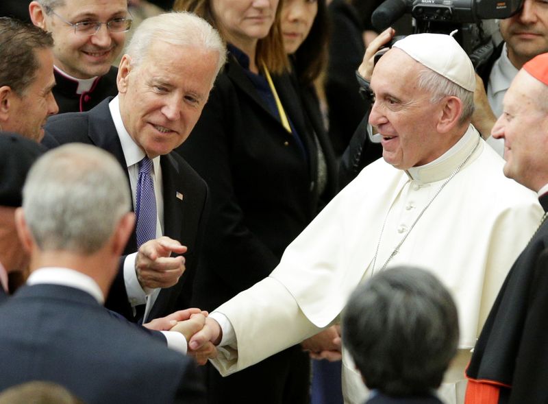 Imagen de archivo del entonces vicepresidente de Estados Unidos, Joe Biden (izq), junto al papa Francisco en el salón Pablo VI del Vaticano en 2016 (Foto: REUTERS)