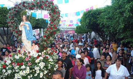 La Policía del régimen nicaragüense ha prohibido las tradicionales procesiones con la Virgen, como la que se aprecia en esta fotografía.