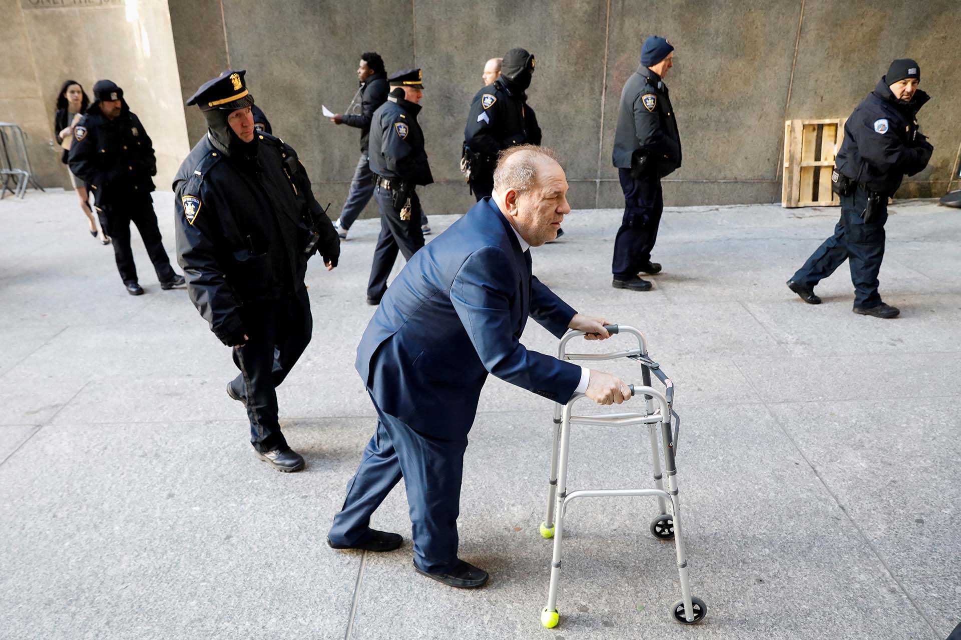 El productor de Hollywood Harvey Weinstein llega a la corte de Nueva York antes de ser condenado por abusos sexuales (9 de enero)