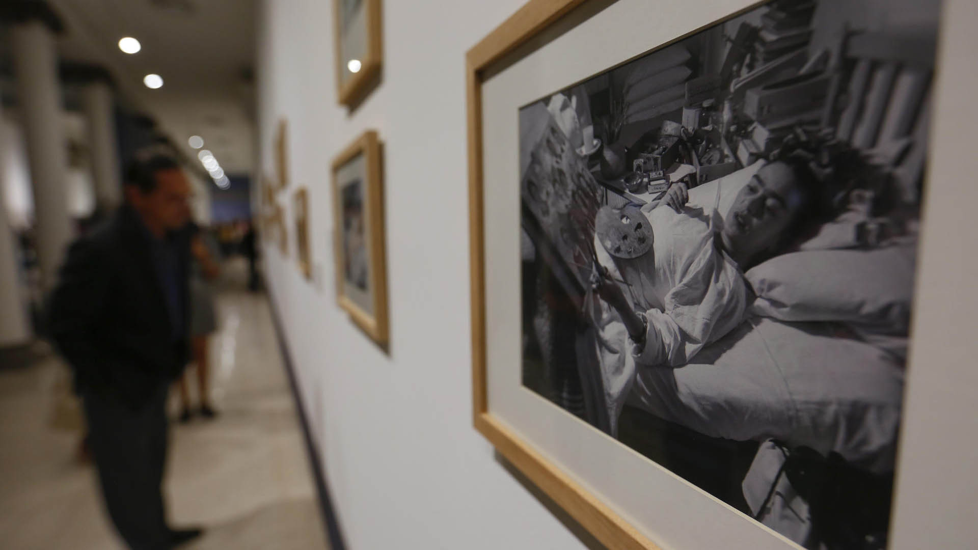 Público observa la exposición "Frida Kahlo Sin Fronteras", en el Museo de las Artes (MUSA) de la Universidad de Guadalajara (UDG) (EFE/Francisco Guasco)
