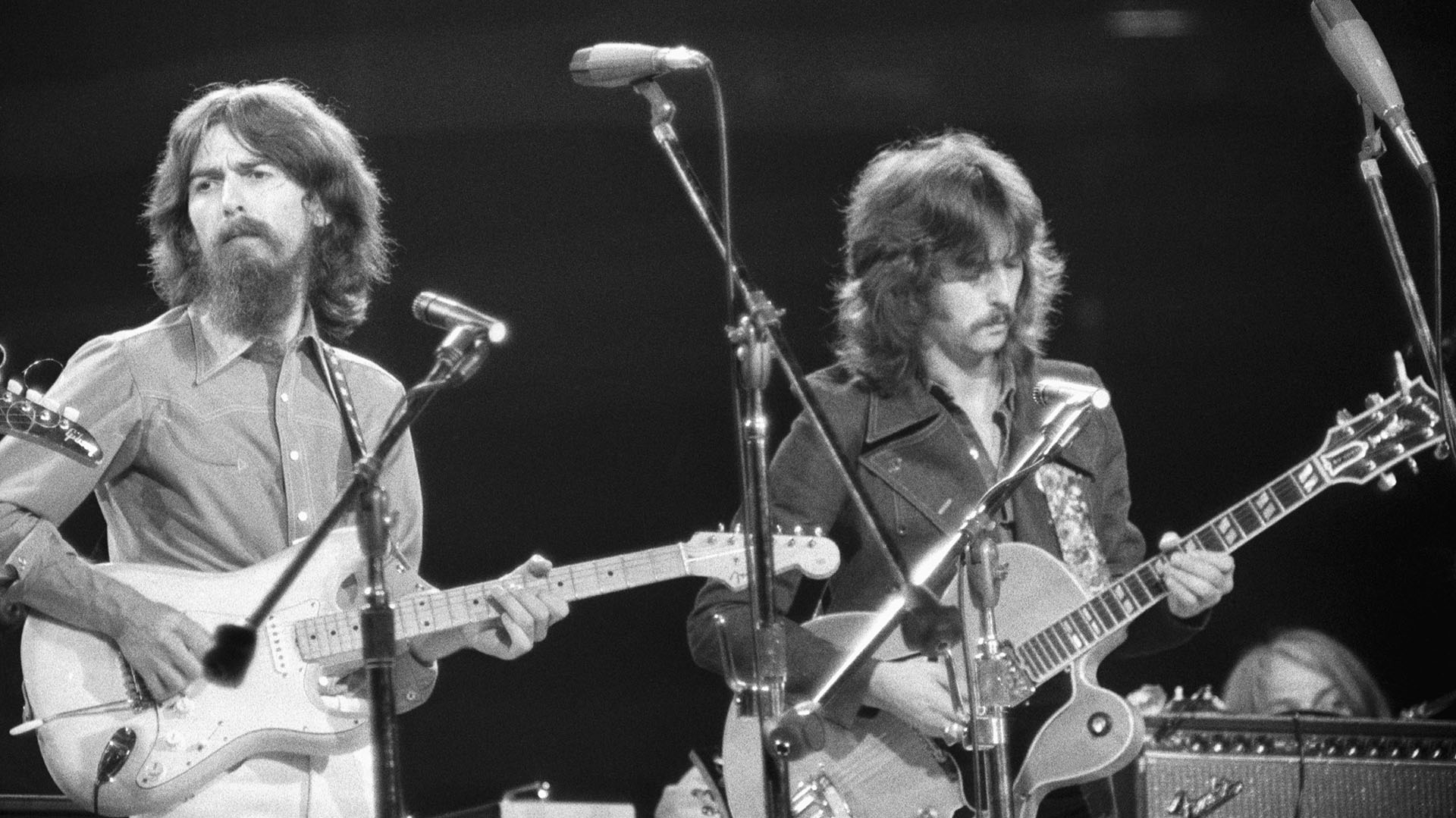 George Harrison y Eric Clapton, viejos amigos, tocando juntos en el Concierto por Bangladesh. Esa mañana Eric colapsó en el hotel por su abstinencia a la heroína