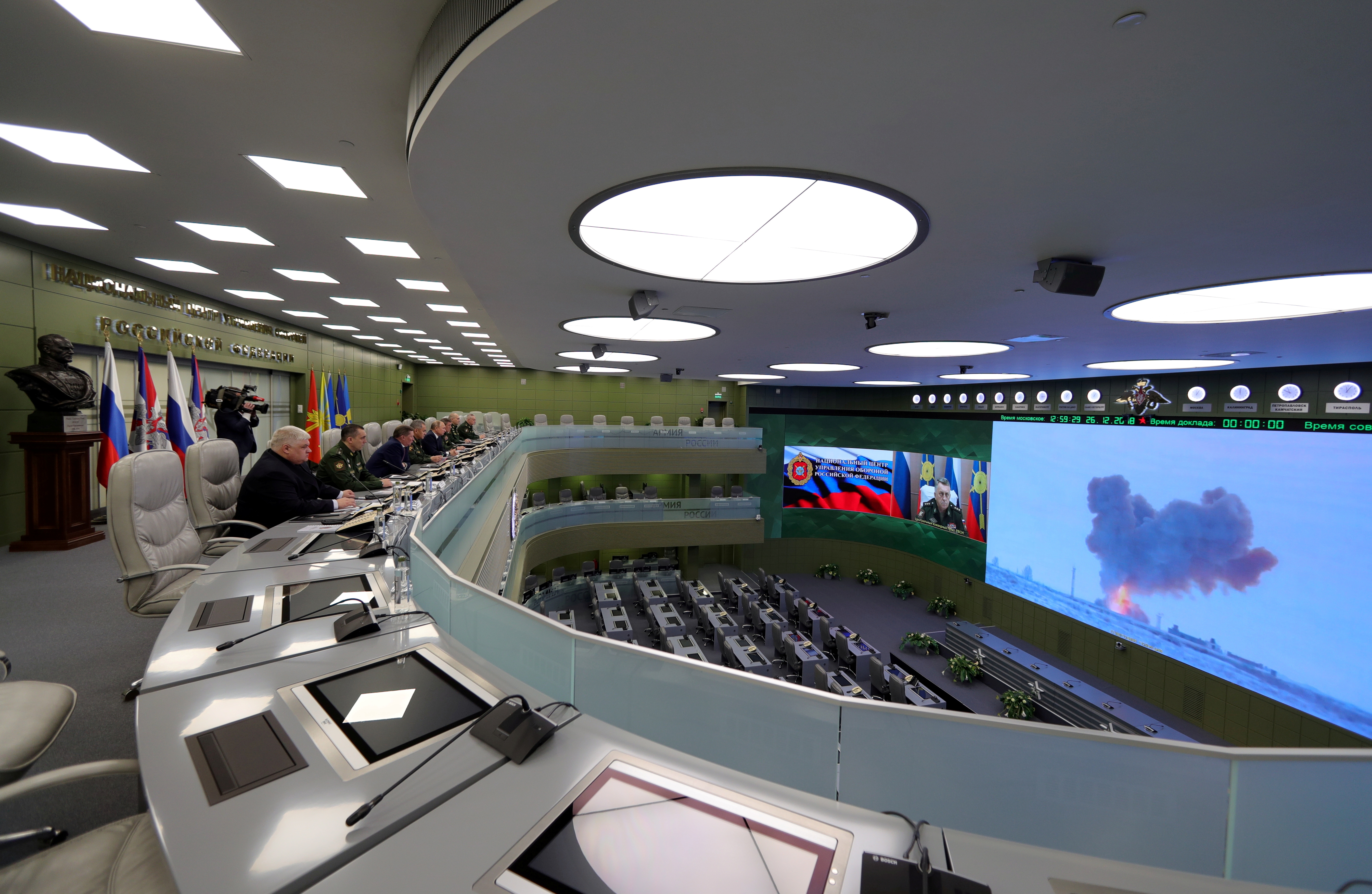 El presidente de Rusia, Vladímir Putin (5º izq.), visita el Centro de Control de Defensa Nacional (CDN)