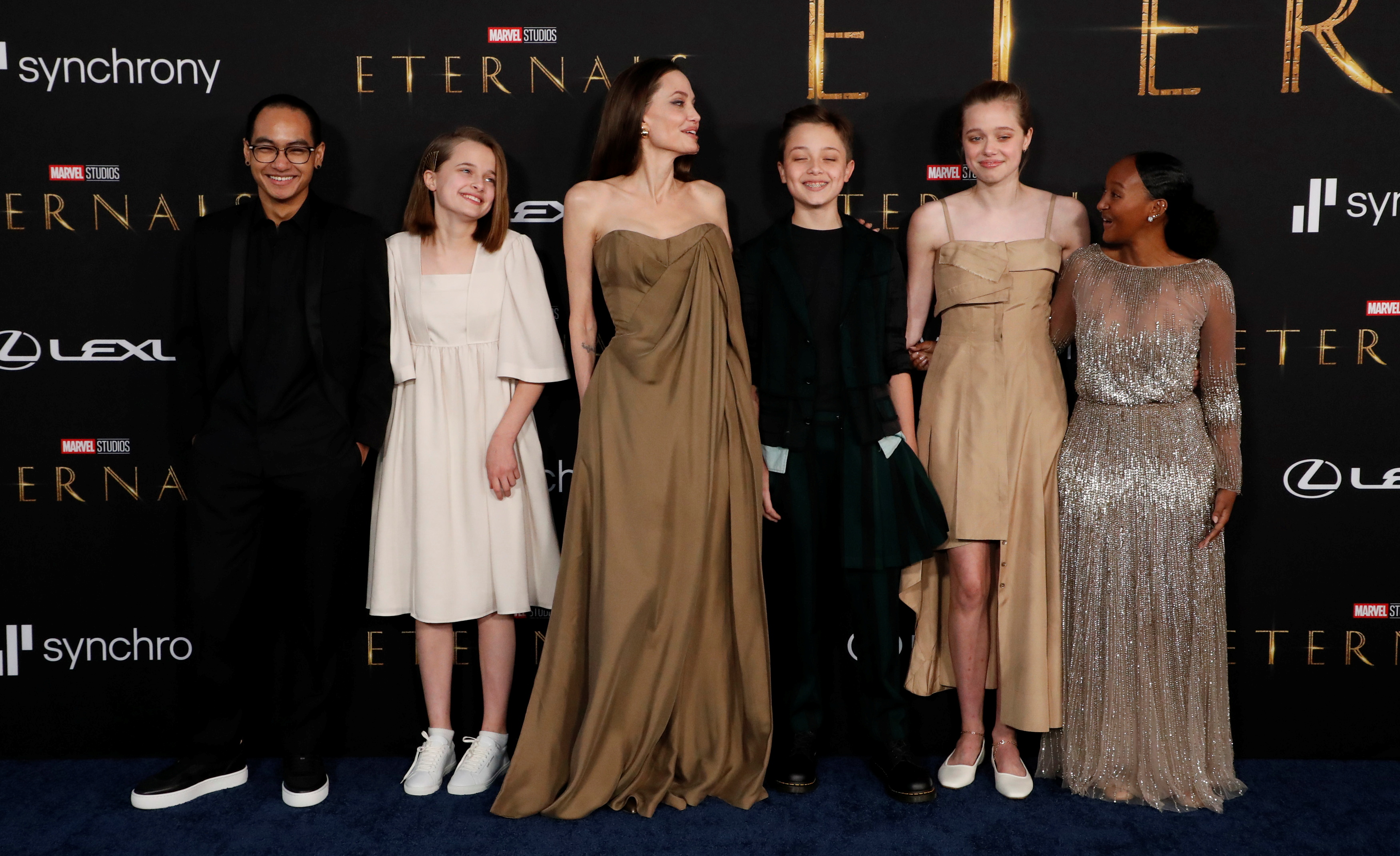 Angelina Jolie posa en el estreno de la película Eternals con sus hijos Maddox, Vivienne, Zahara, Shiloh y Knox, el 18 de octubre de 2021. REUTERS/Mario Anzuoni