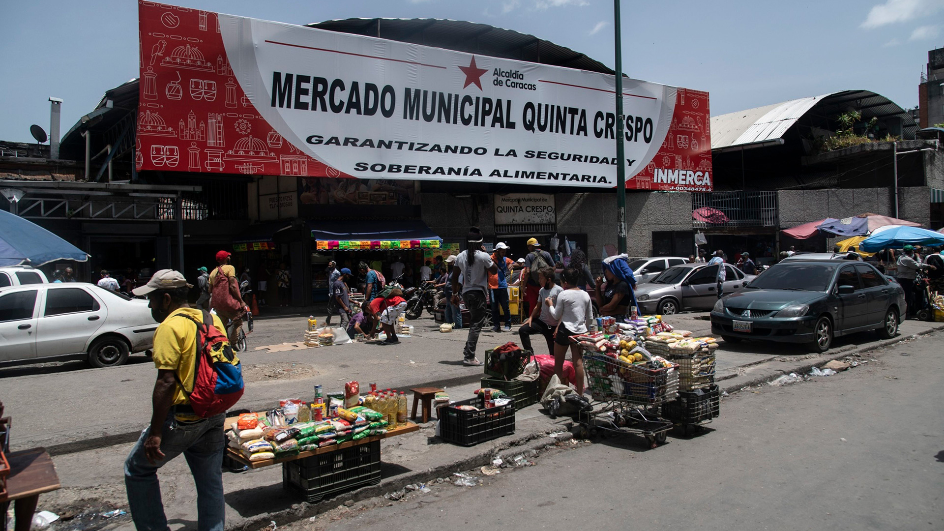 Vendedores ambulantes frente al mercado municipal de Quinta Crespo en Caracas, el 12 de junio de 2021 (Carlos Becerra- Bloomberg)