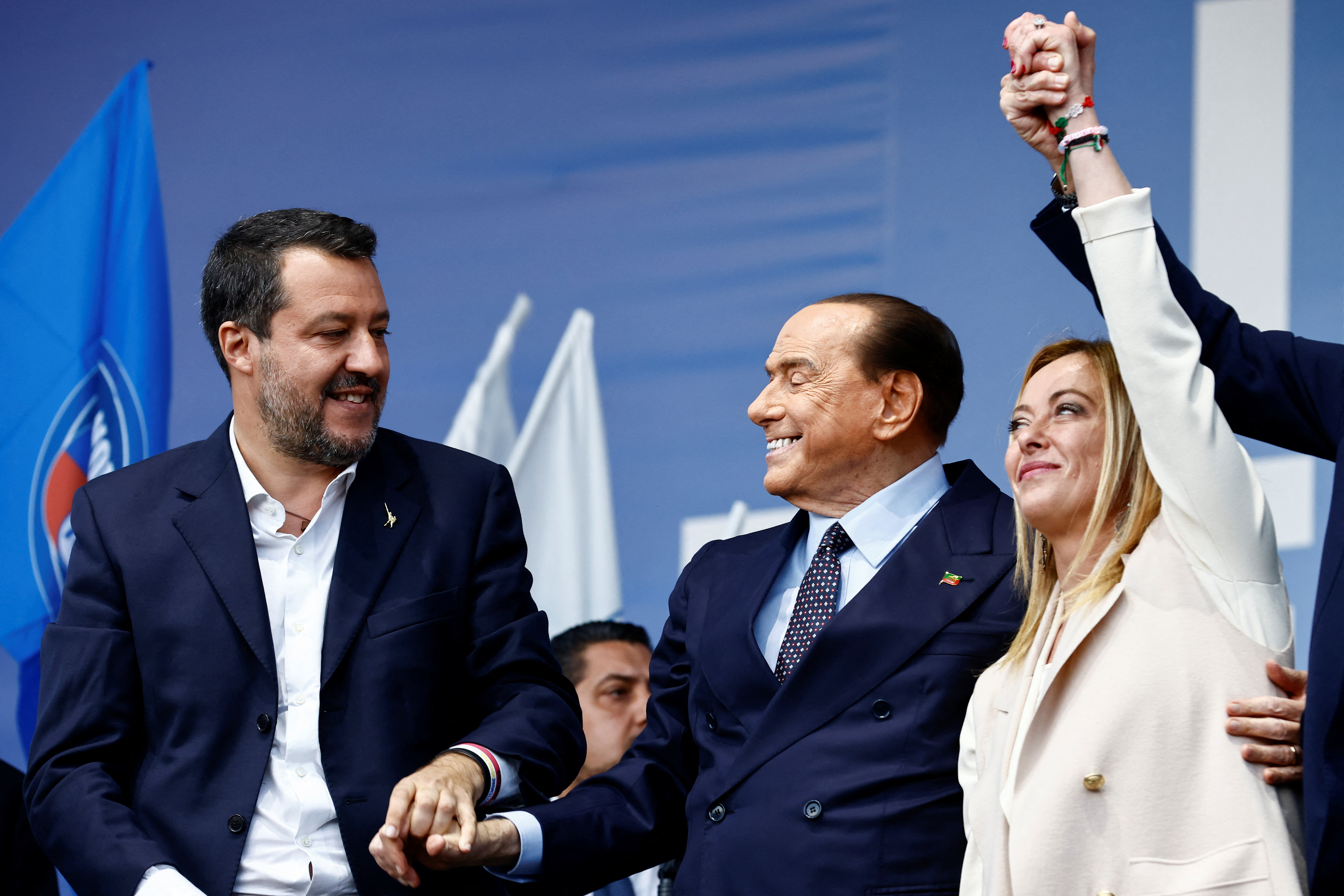 Matteo Salvini, Silvio Berlusconi y Giorgia Meloni, electa primera ministro de Italia, en la Plaza del Pueblo de Roma REUTERS/Yara Nardi