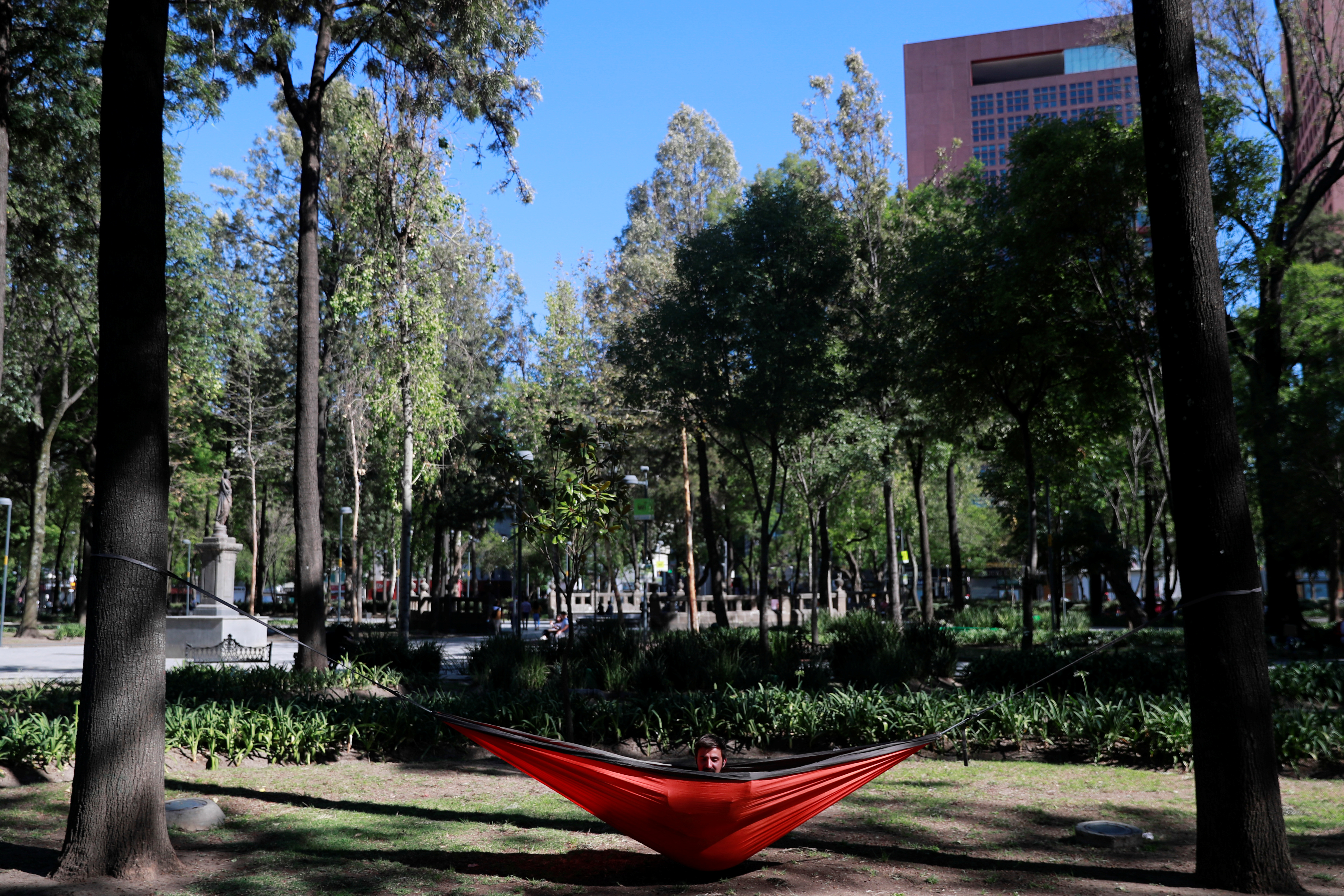 Un hombre se sienta en su hamaca en el Parque Central de la Alameda después de que fue reabierta al público mientras el brote de la enfermedad por coronavirus (COVID-19) continúa en la Ciudad de México, México, 14 de junio de 2020. Foto: Reuters.