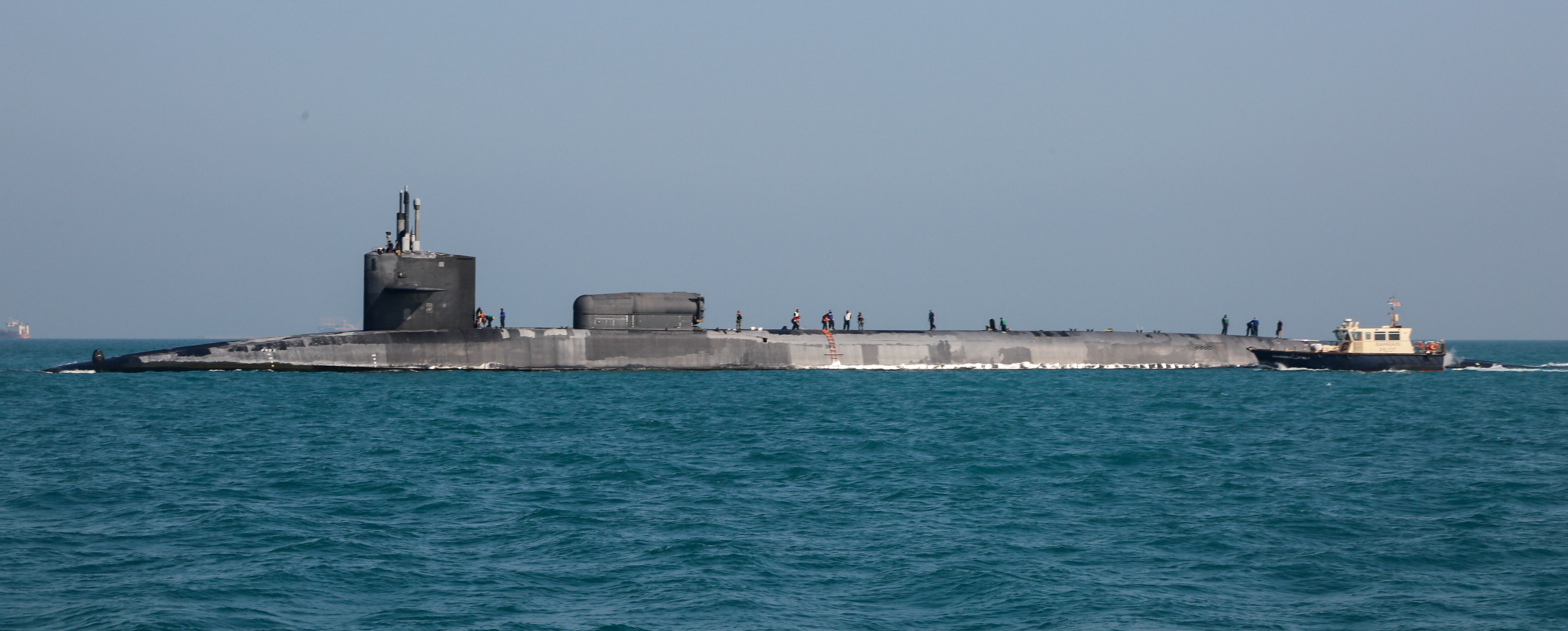 El submarino de misiles guiados USS Georgia (SSGN 729) sale de una visita de mantenimiento y logística en Manama, Bahrein (REUTERS)