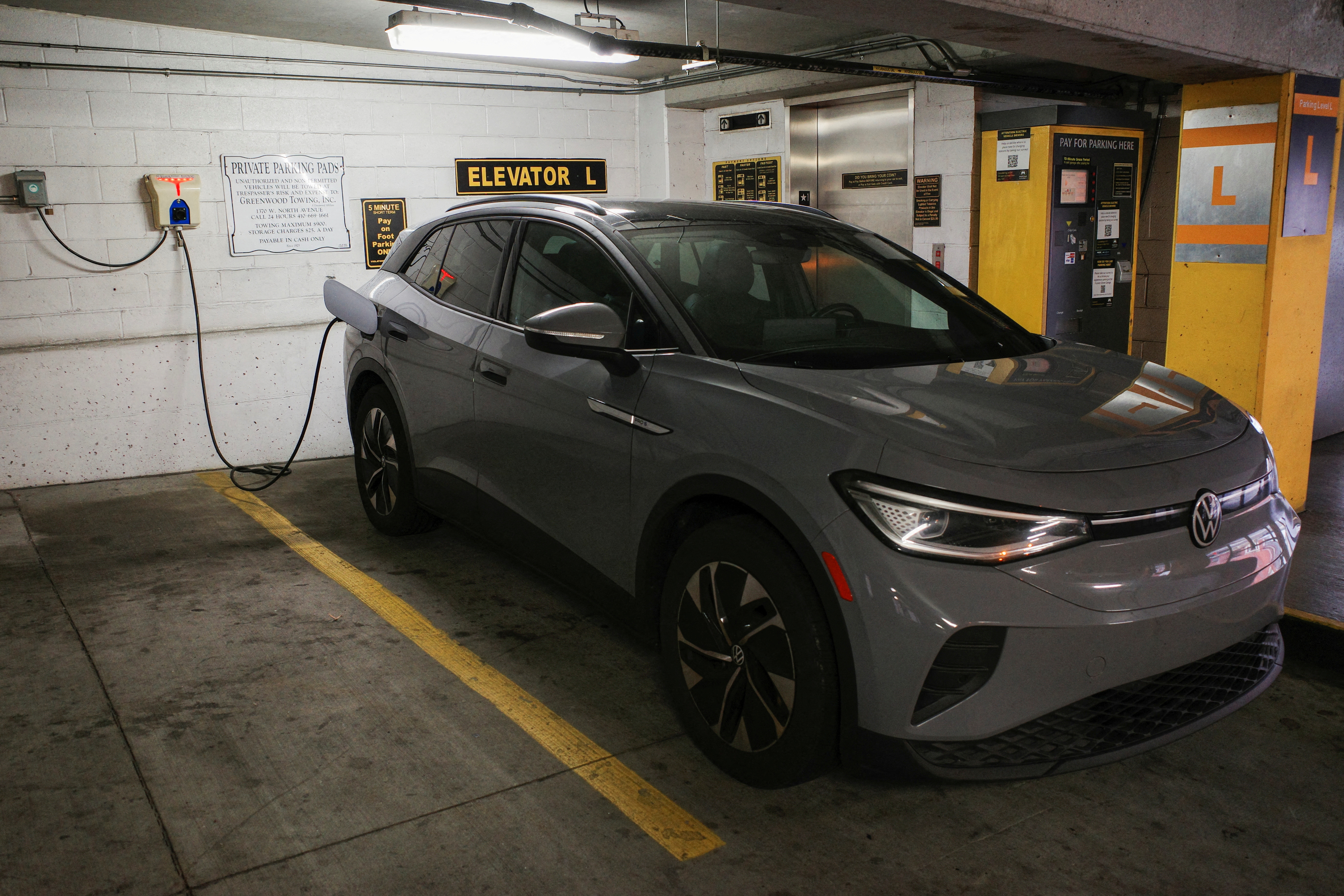 Un vehículo eléctrico (EV) Volkswagen ID.4 se carga en una estación de carga para vehículos eléctricos dentro de un estacionamiento propiedad de la ciudad de Baltimore, en Baltimore, Maryland, EE. UU., 23 de marzo de 2023. REUTERS/Bing Guan/Foto de archivo