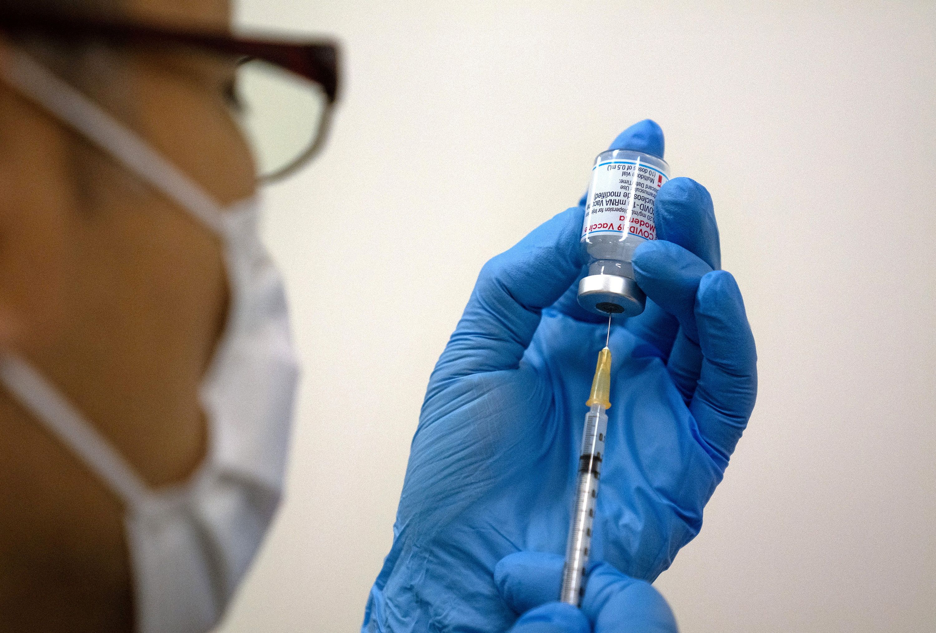 La vacuna de Moderna, llamada mRNA-1273, se administra en dos inyecciones con 28 días de diferencia cada dosis (Carl Court/Pool via REUTERS/File Photo)