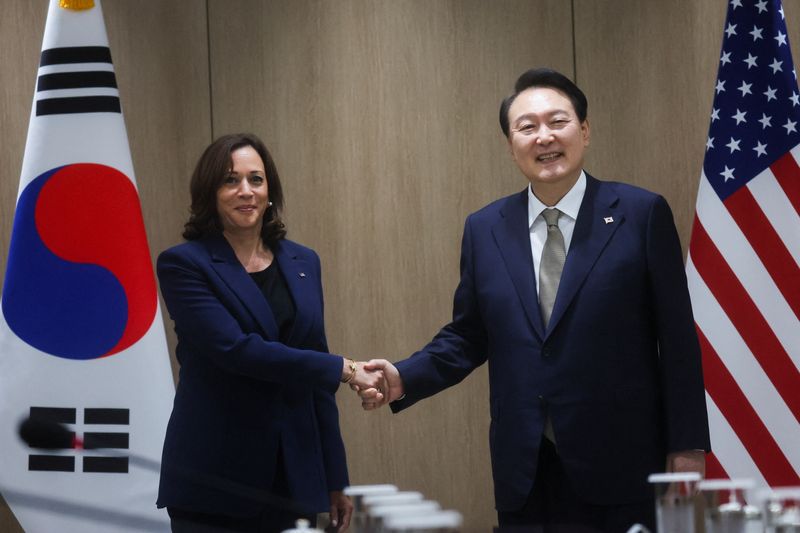 La vicepresidenta de Estados Unidos, Kamala Harris, y el presidente de Corea del Sur, Yoon Suk-yeol, se reunieron esta semana en Seúl  (REUTERS/Leah Millis)