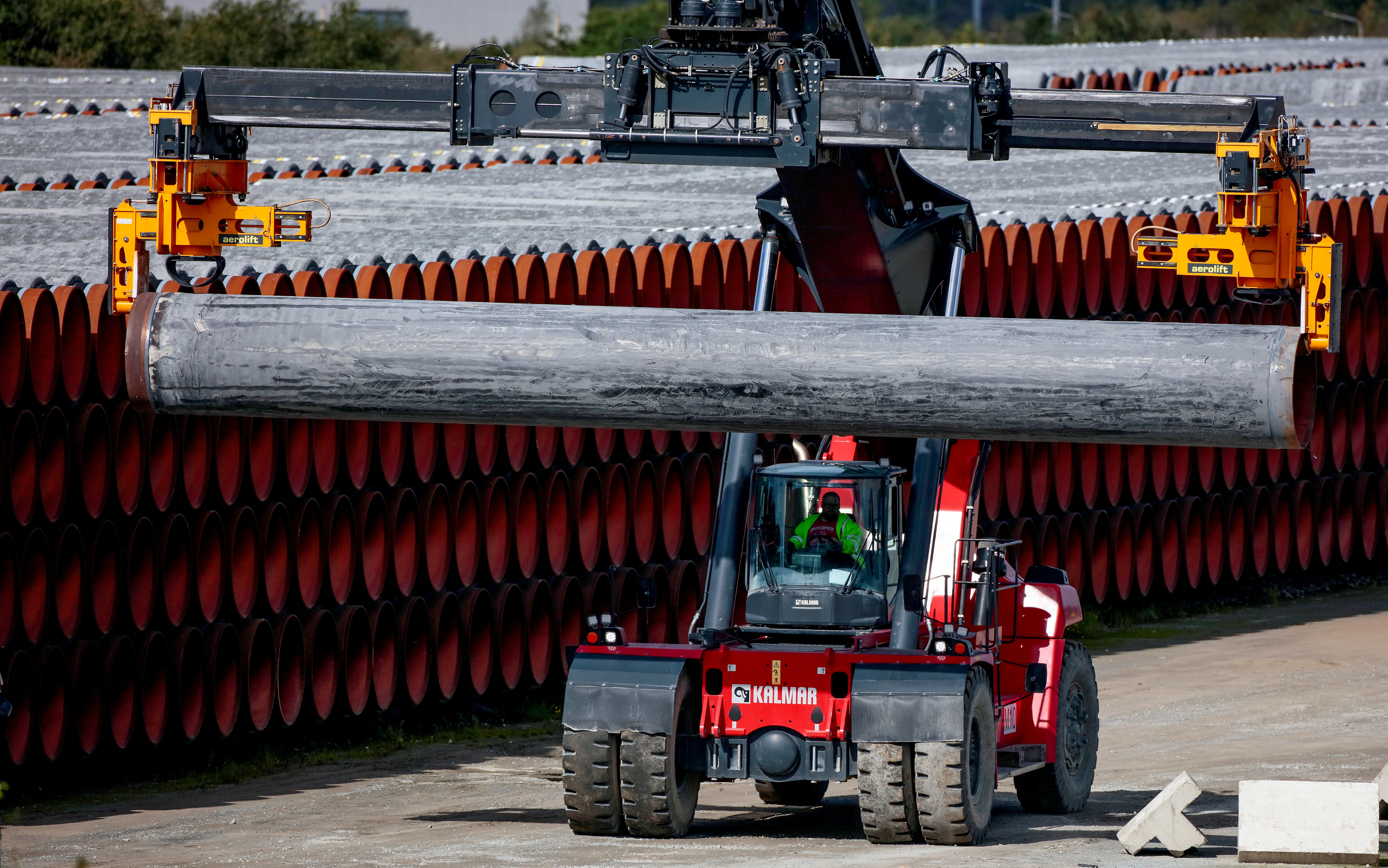 Las tuberías para el oleoducto Nord Stream 2 del mar Báltico se almacenan en un sitio en el puerto de Mukran en Sassnitz, Alemania, el 10 de septiembre de 2020. (REUTERS/Hannibal Hanschke/Foto de archivo)