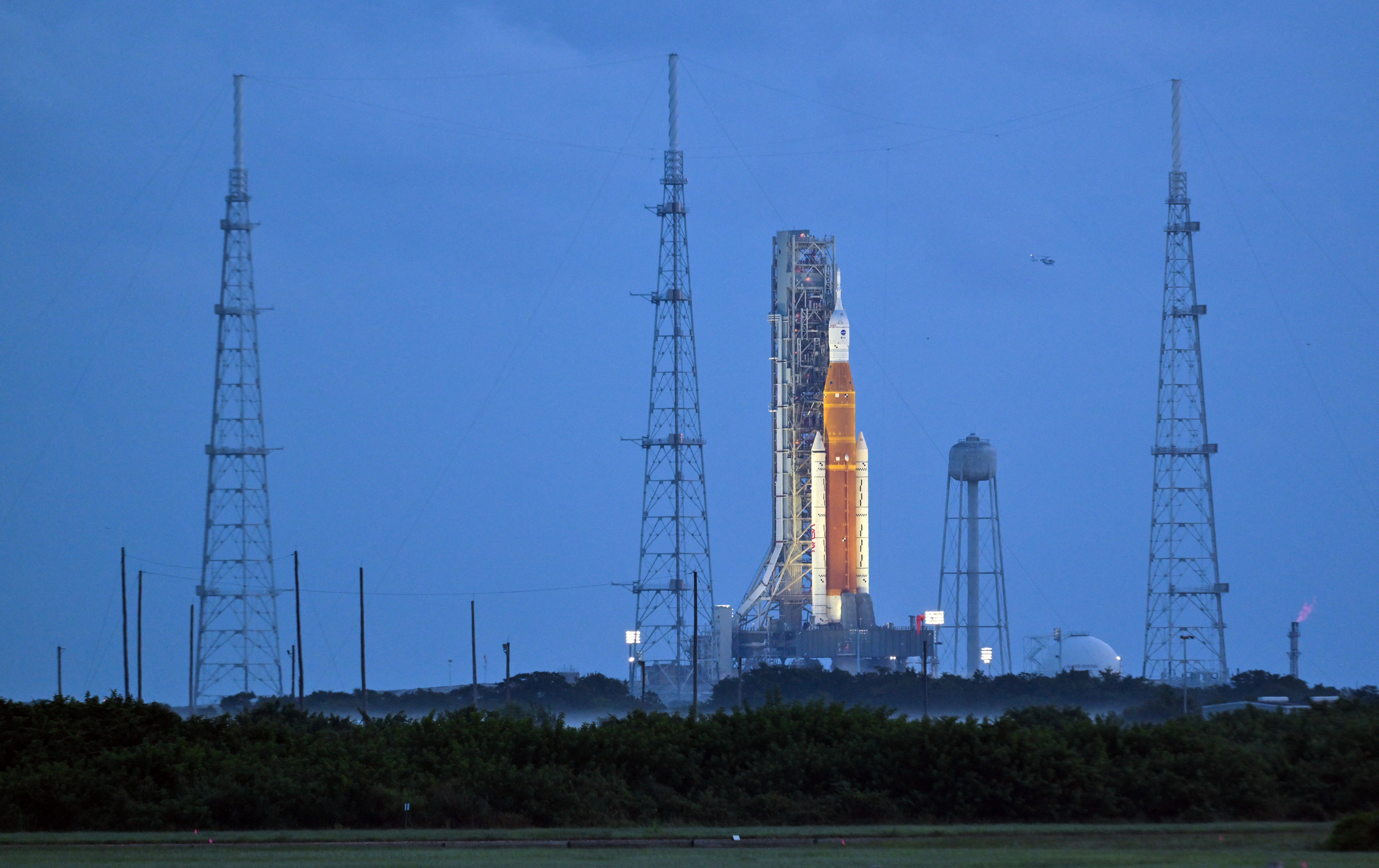 El cohete lunar de próxima generación de la NASA, el Sistema de Lanzamiento Espacial (SLS) con la cápsula de la tripulación Orión encaramada en la parte superior, se encuentra en el complejo de lanzamiento 39B mientras se prepara para el lanzamiento de la misión Artemis 1 en Cabo Cañaveral, Florida, Estados Unidos, el 3 de septiembre de 2022.  REUTERS/Steve Nesius