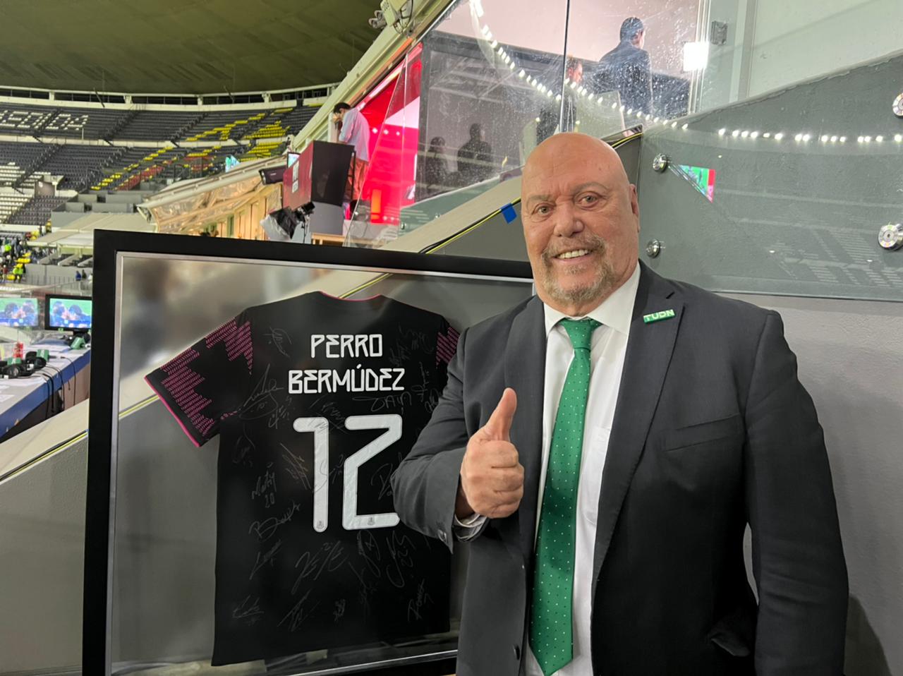 El Tri gave a signed sweater to Perro Bermúdez for his retirement from narrations (Photo: Twitter/@enriquebermudez)