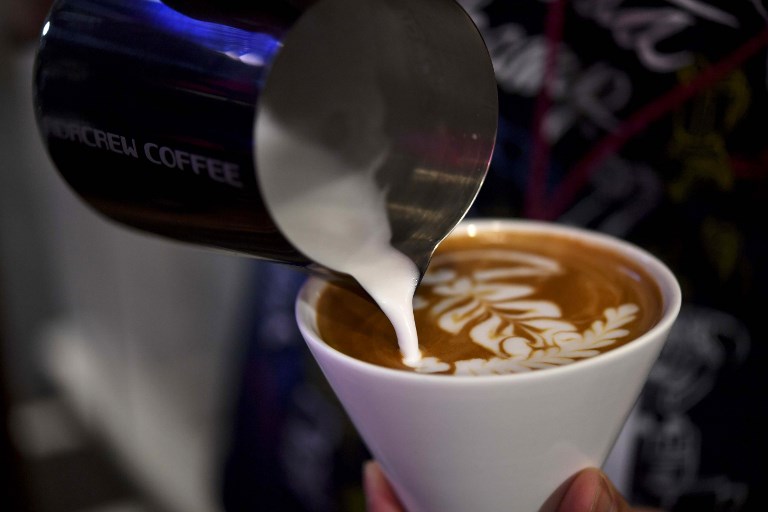 El estudio demostró que beber al menos una taza de café al día se asocia con un menor riesgo de desarrollar cáncer de hígado y carcinoma de células basales de la piel, con los efectos observados tanto para el café con cafeína como para el descafeinado (Foto: AFP PHOTO / YURI CORTEZ)