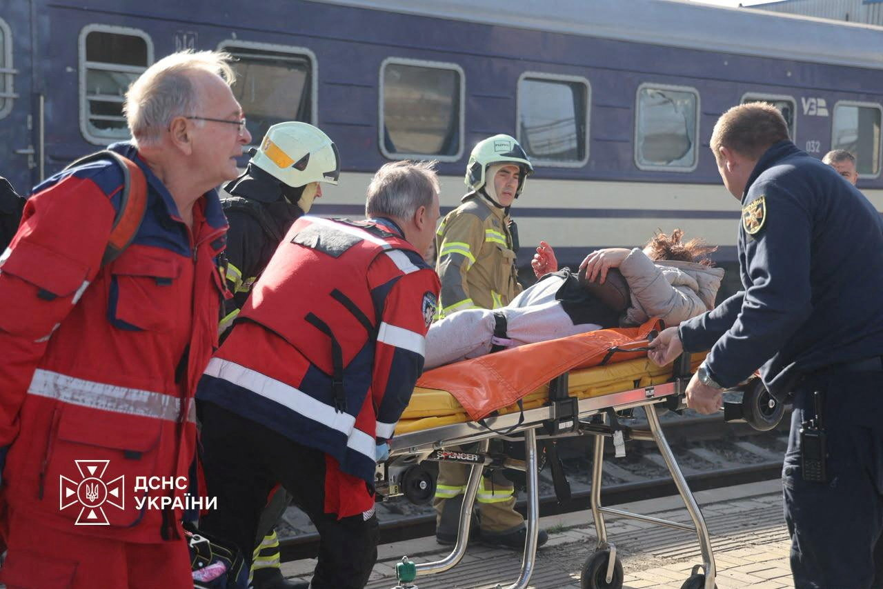 Otro bombardeo de Putin a civiles: un drone ruso mató a trece personas en el andén de una estación de tren ucraniana